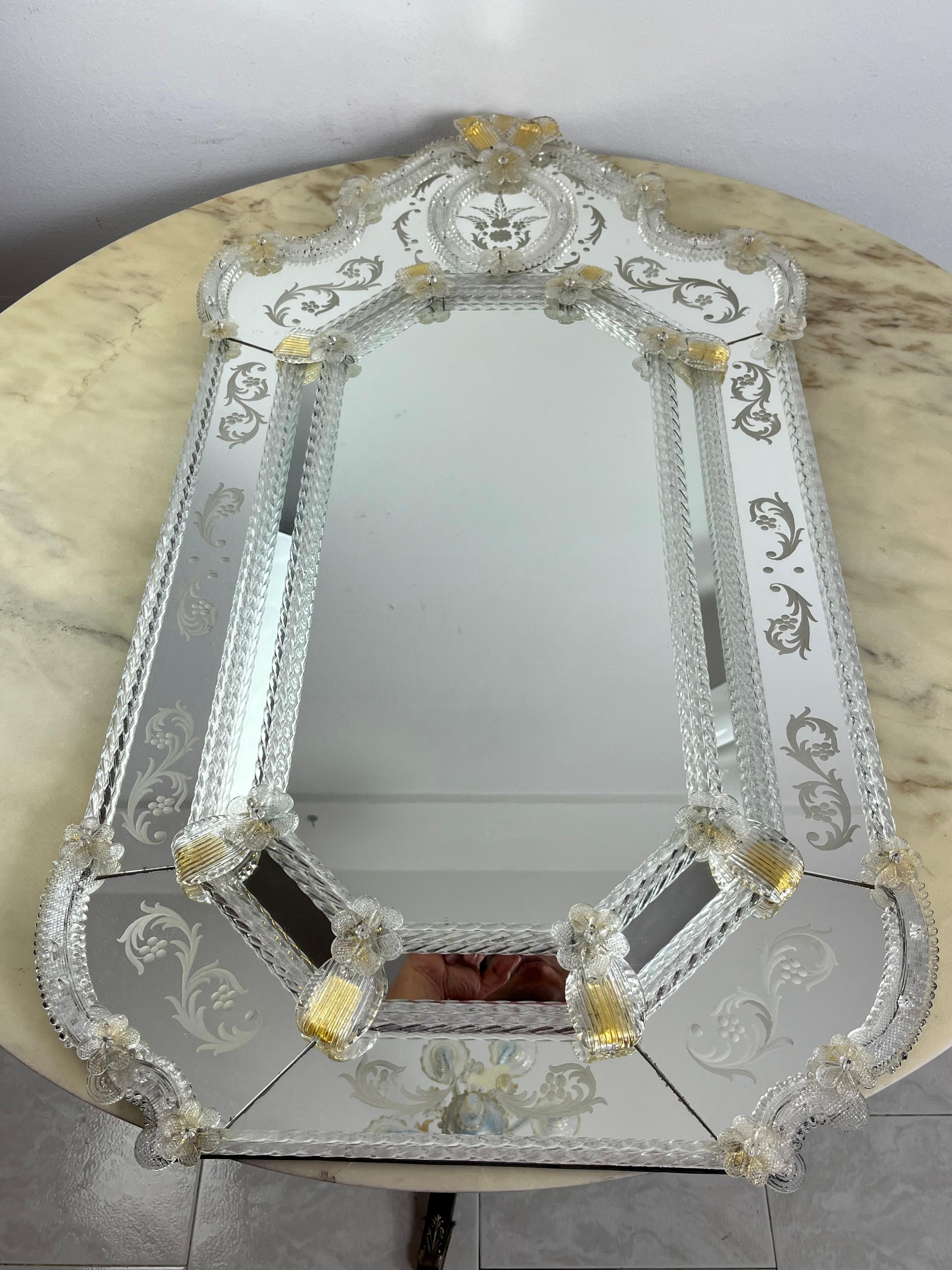Mid-Century Venetian Murano glass mirror attributed to Ercole Barovier 1960s
Intact and in excellent condition, found in a noble apartment. Small signs of aging.