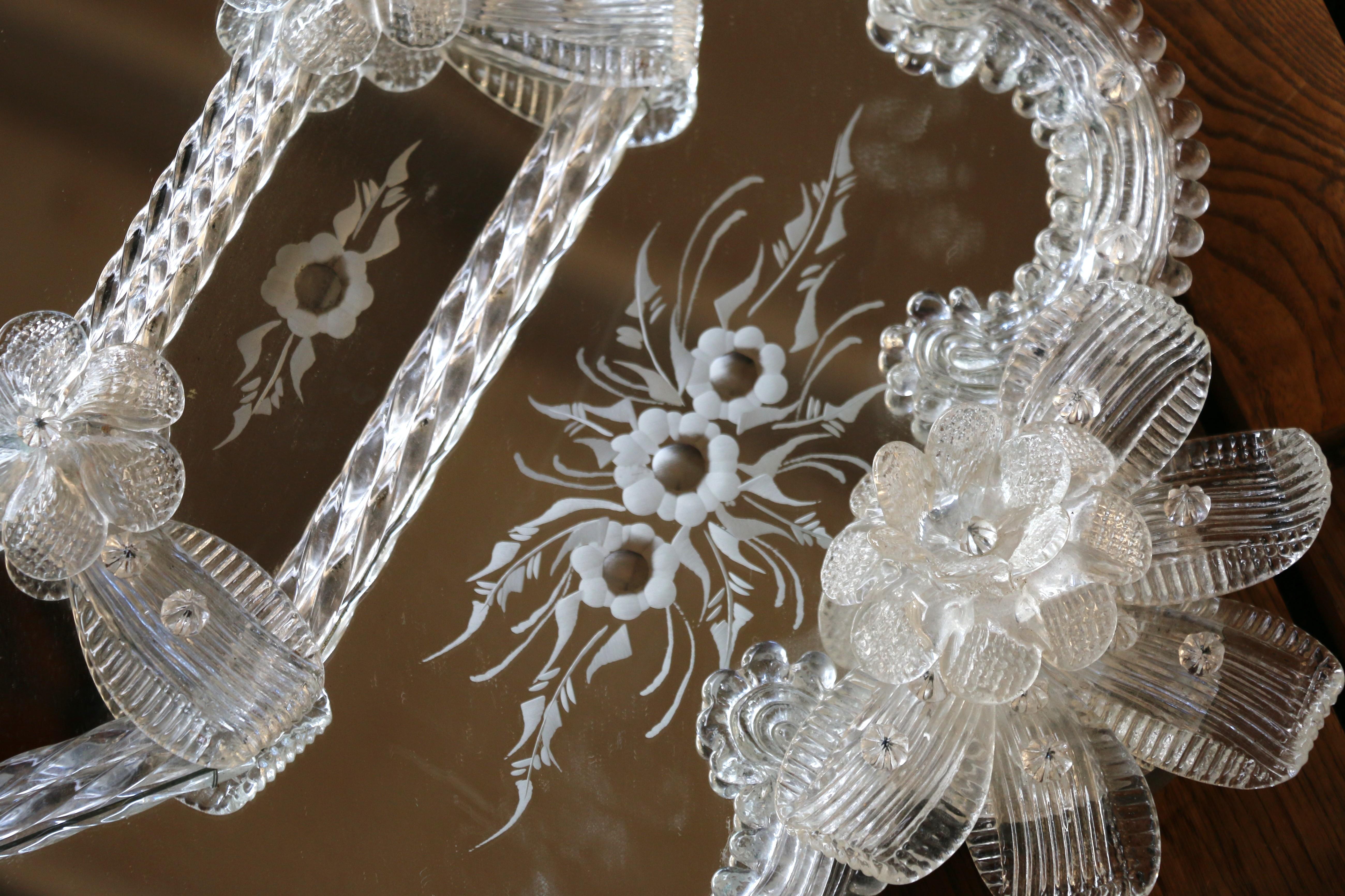 Venezianischer Murano-Glasspiegel aus der Jahrhundertmitte mit geätzten Blumendetails, Italien, 1980 im Angebot 3
