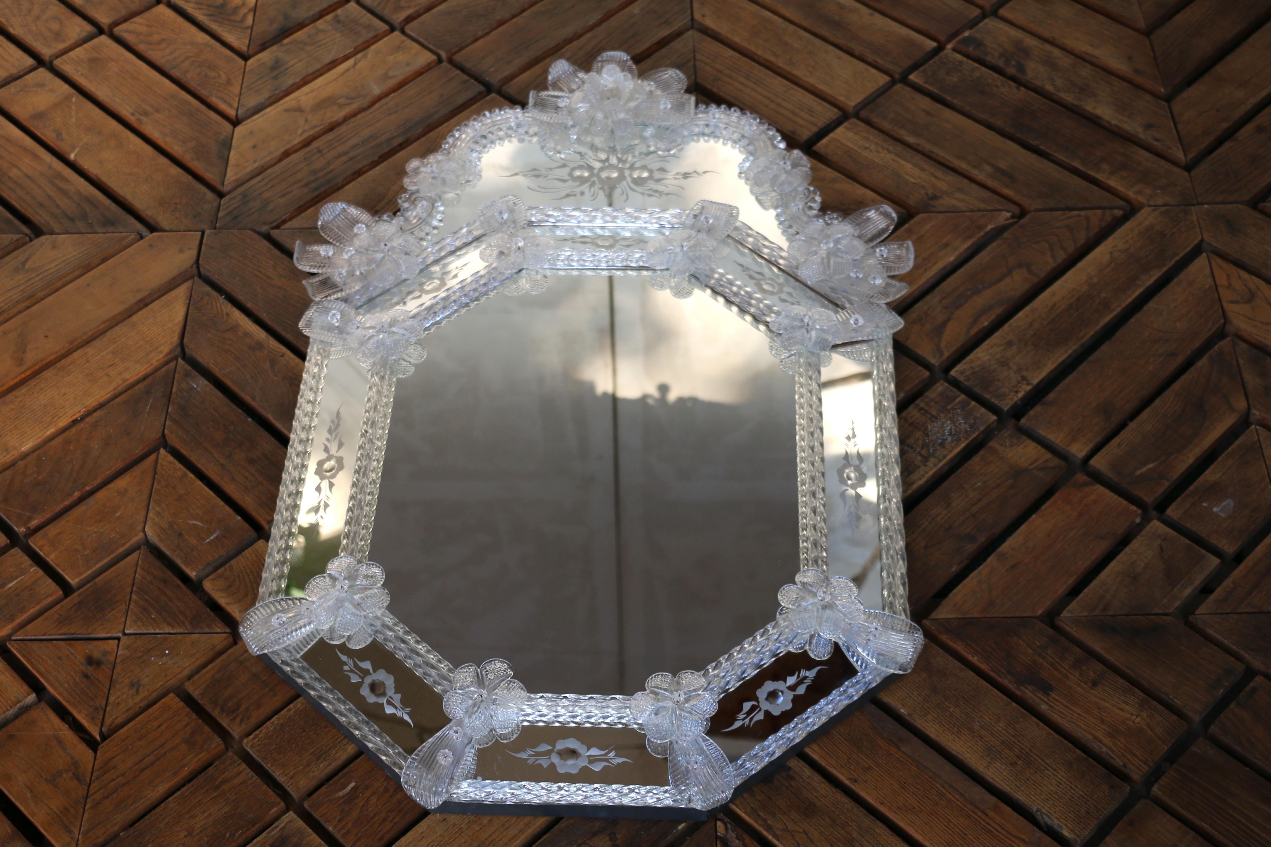 Venezianischer Murano-Glasspiegel aus der Jahrhundertmitte mit geätzten Blumendetails, Italien, 1980 (Moderne der Mitte des Jahrhunderts) im Angebot