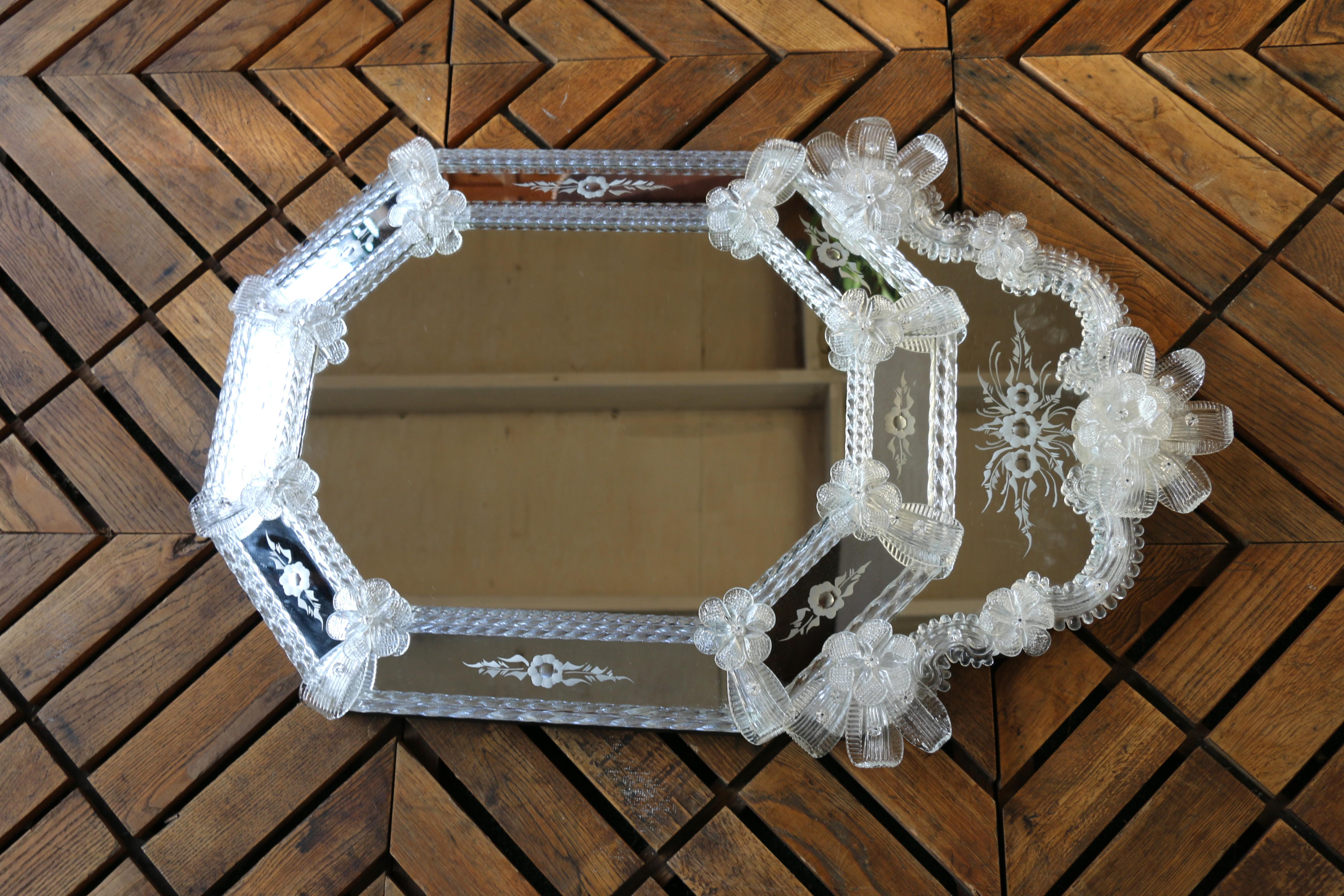 Venezianischer Murano-Glasspiegel aus der Jahrhundertmitte mit geätzten Blumendetails, Italien, 1980 (Italienisch) im Angebot