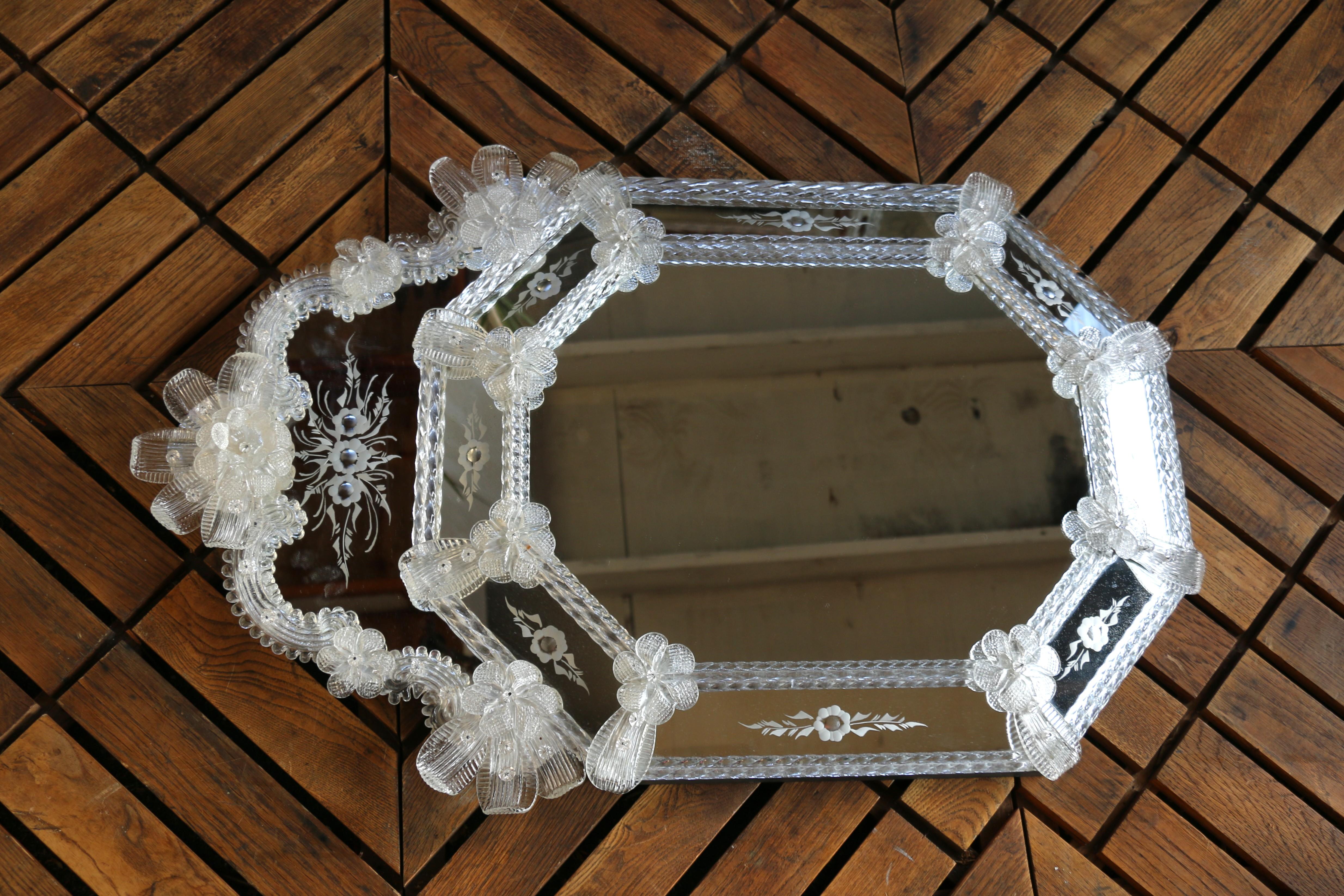 Venezianischer Murano-Glasspiegel aus der Jahrhundertmitte mit geätzten Blumendetails, Italien, 1980 im Zustand „Gut“ im Angebot in North Hollywood, CA