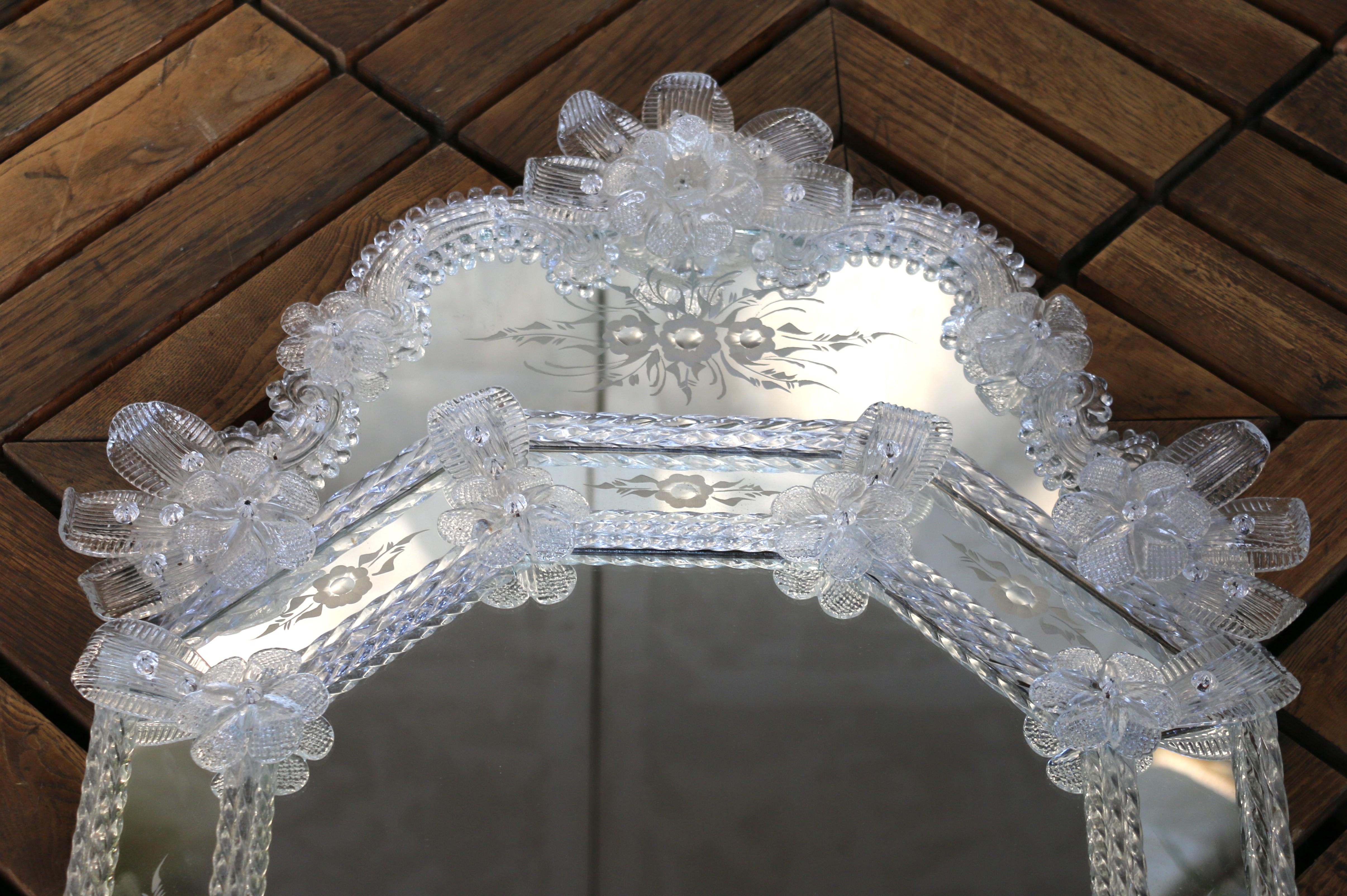 Venezianischer Murano-Glasspiegel aus der Jahrhundertmitte mit geätzten Blumendetails, Italien, 1980 (Ende des 20. Jahrhunderts) im Angebot