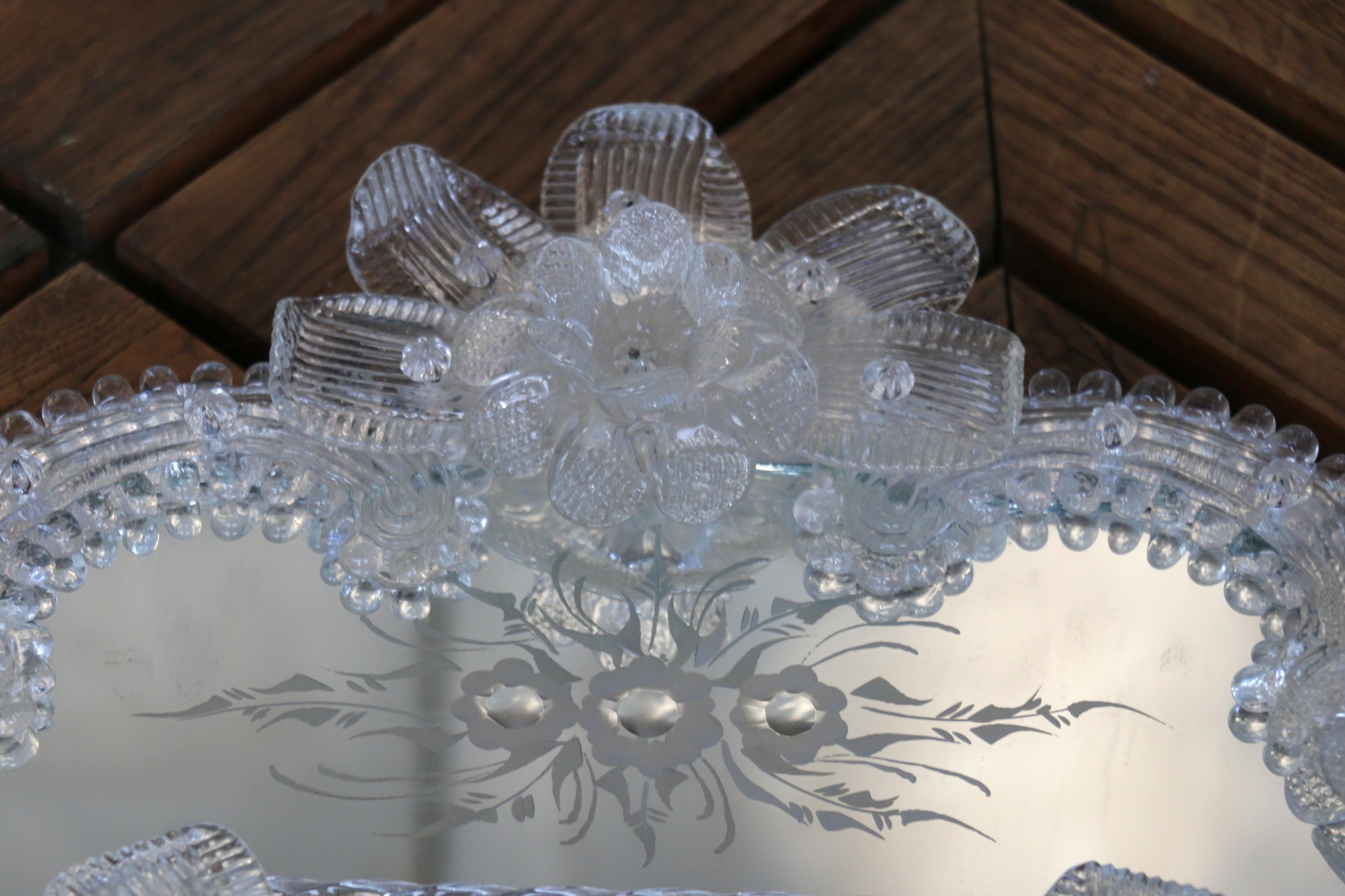 Venezianischer Murano-Glasspiegel aus der Jahrhundertmitte mit geätzten Blumendetails, Italien, 1980 (Spiegel) im Angebot