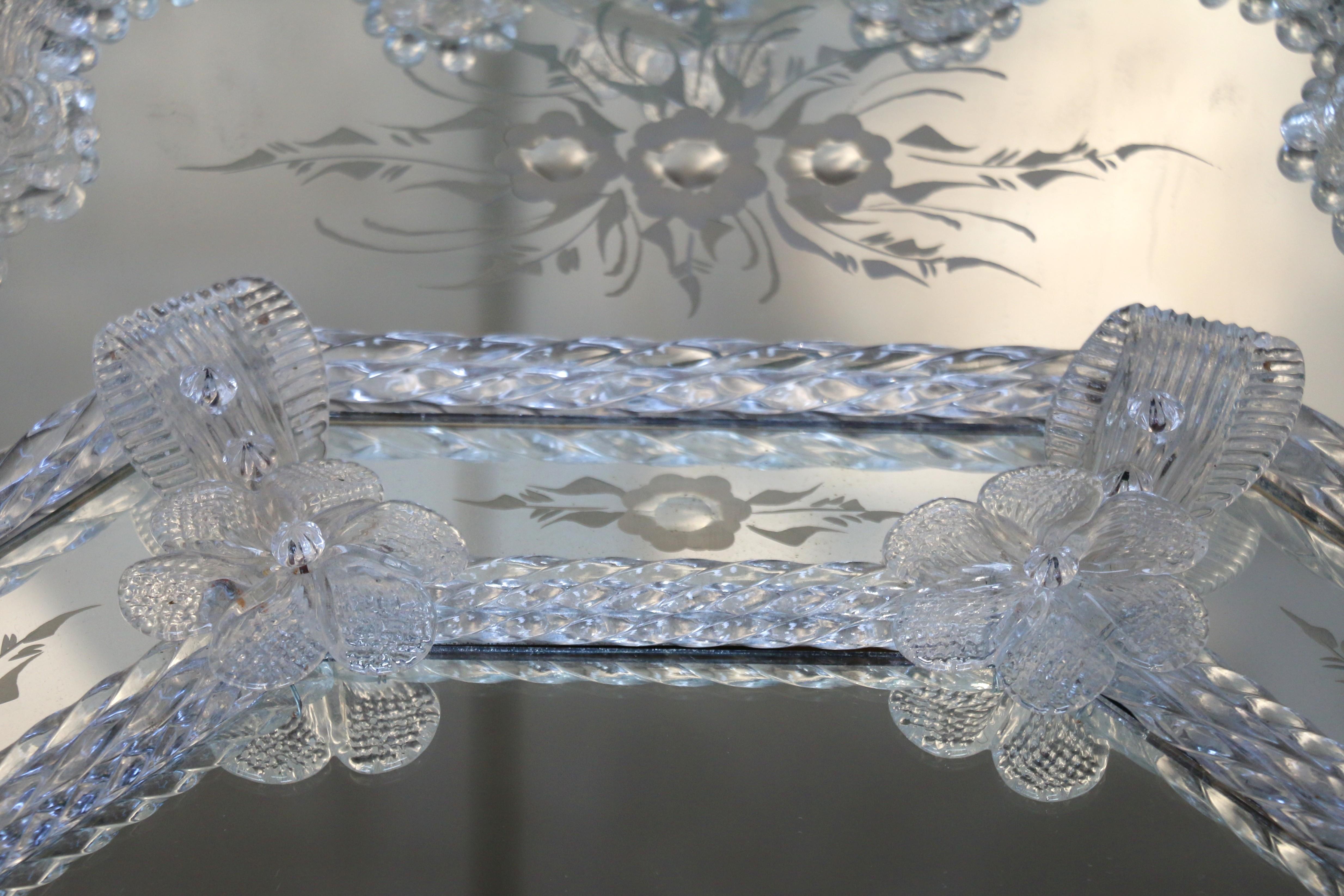 Venezianischer Murano-Glasspiegel aus der Jahrhundertmitte mit geätzten Blumendetails, Italien, 1980 im Angebot 1