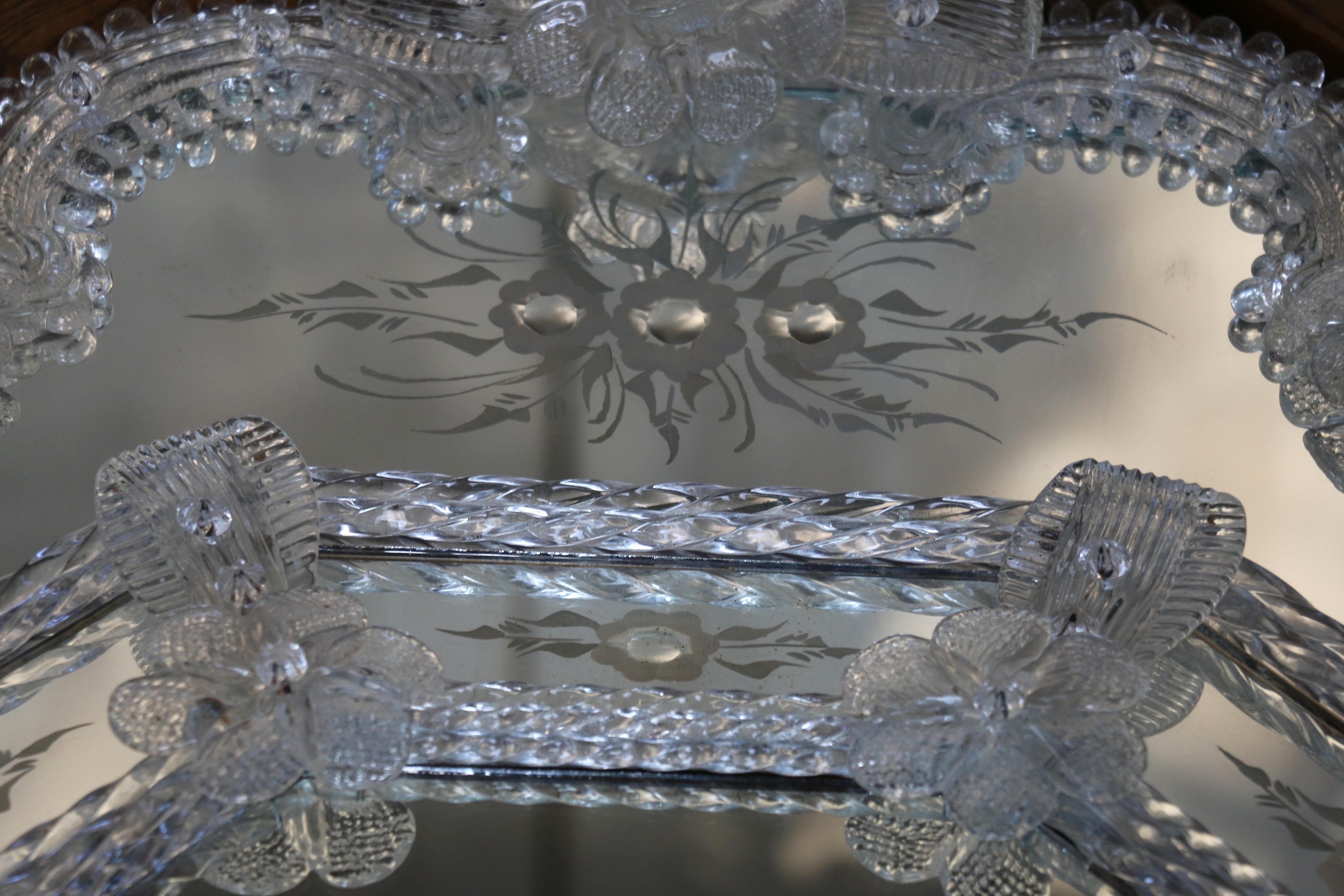 Venezianischer Murano-Glasspiegel aus der Jahrhundertmitte mit geätzten Blumendetails, Italien, 1980 im Angebot 2