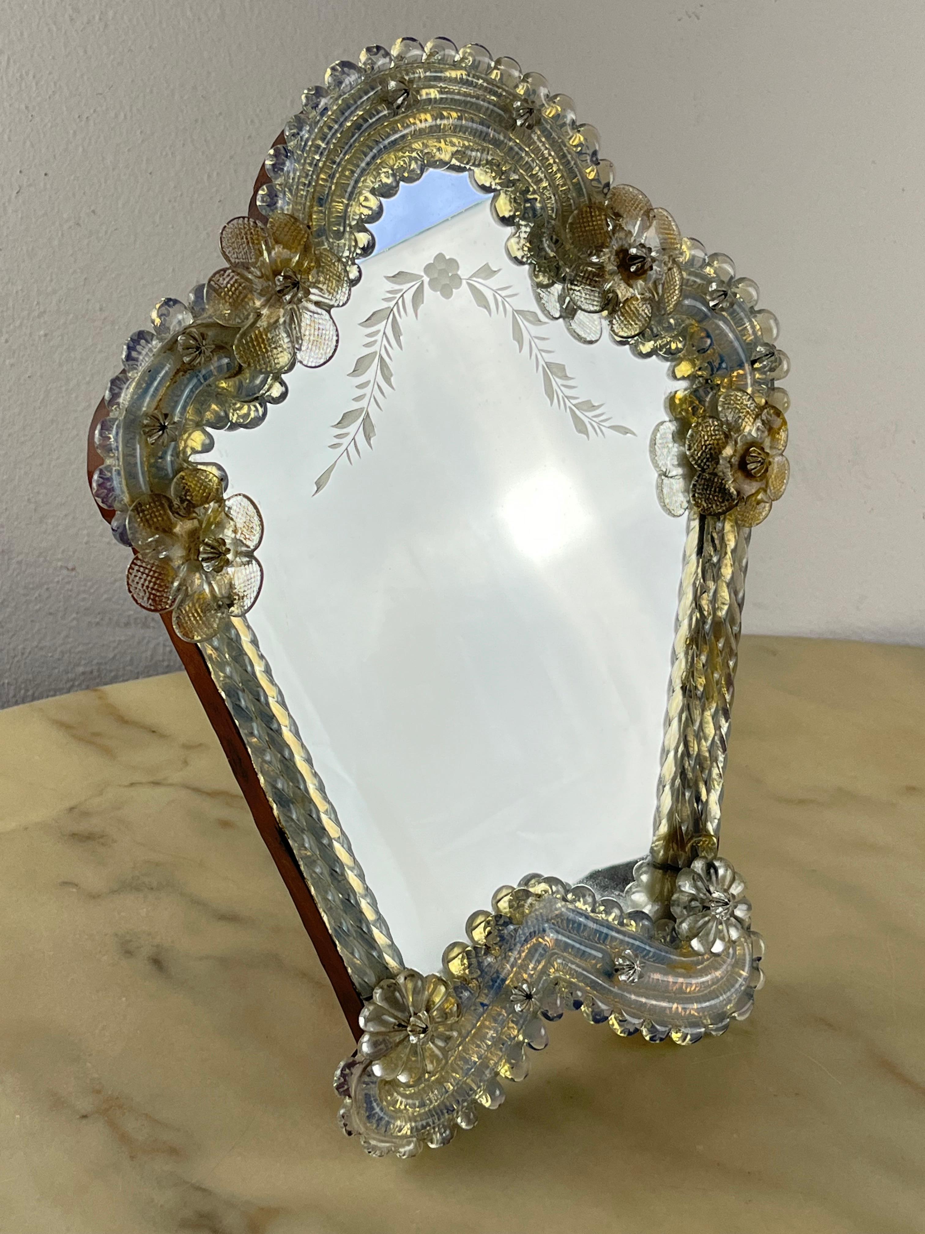 Mid-Century Venetian Murano glass table mirror, Italian design 1960s
It can also be used as a wall mirror. It has always belonged to my family.
Intact and in good condition, small signs of aging.