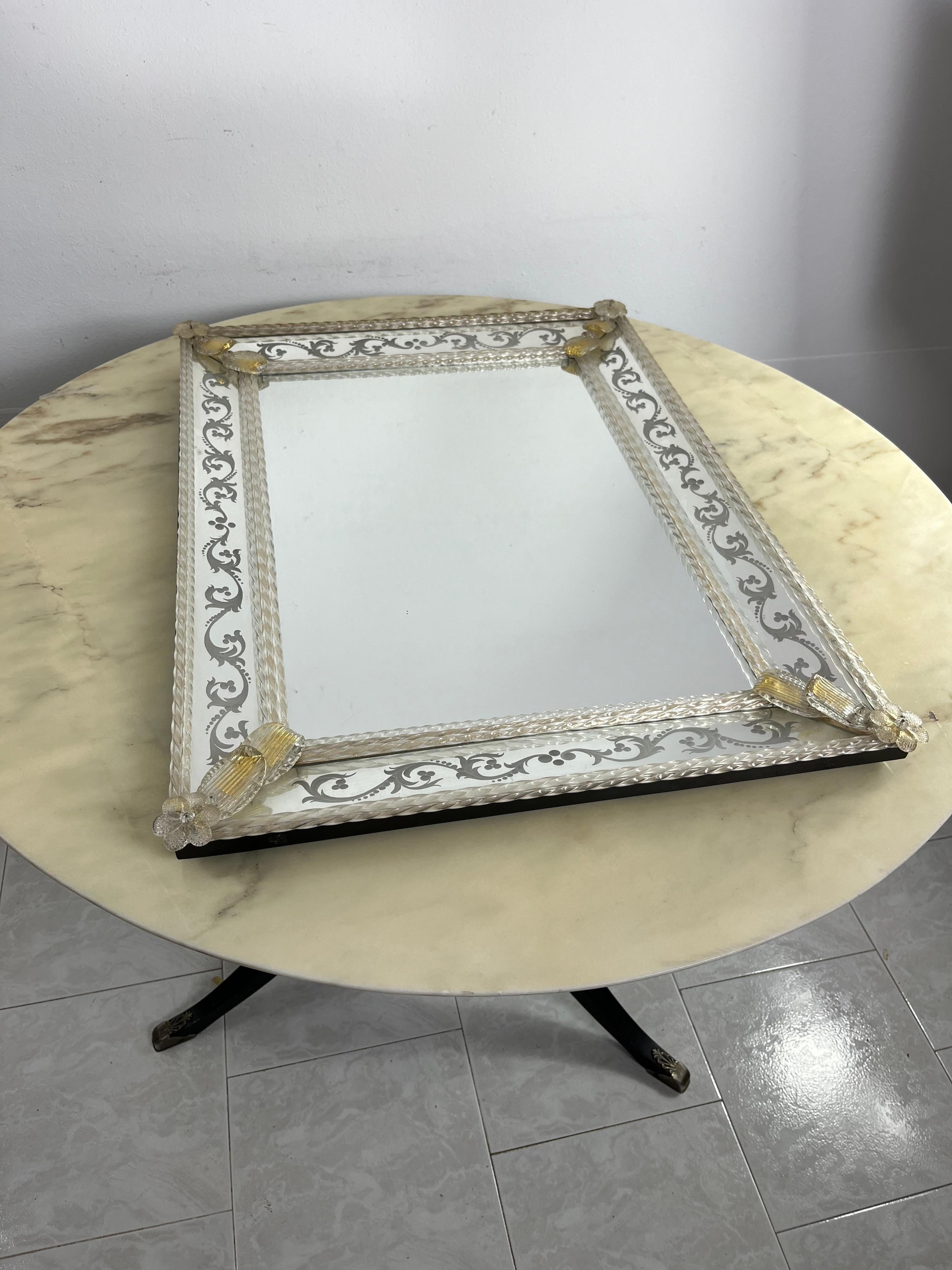 Miroir en verre Murano vénitien du milieu du siècle 1960
Intacte et en bon état, trouvée dans un appartement noble. Petits signes de vieillissement.

Nous garantissons un emballage adéquat et nous expédions par DHL, en assurant le contenu contre la