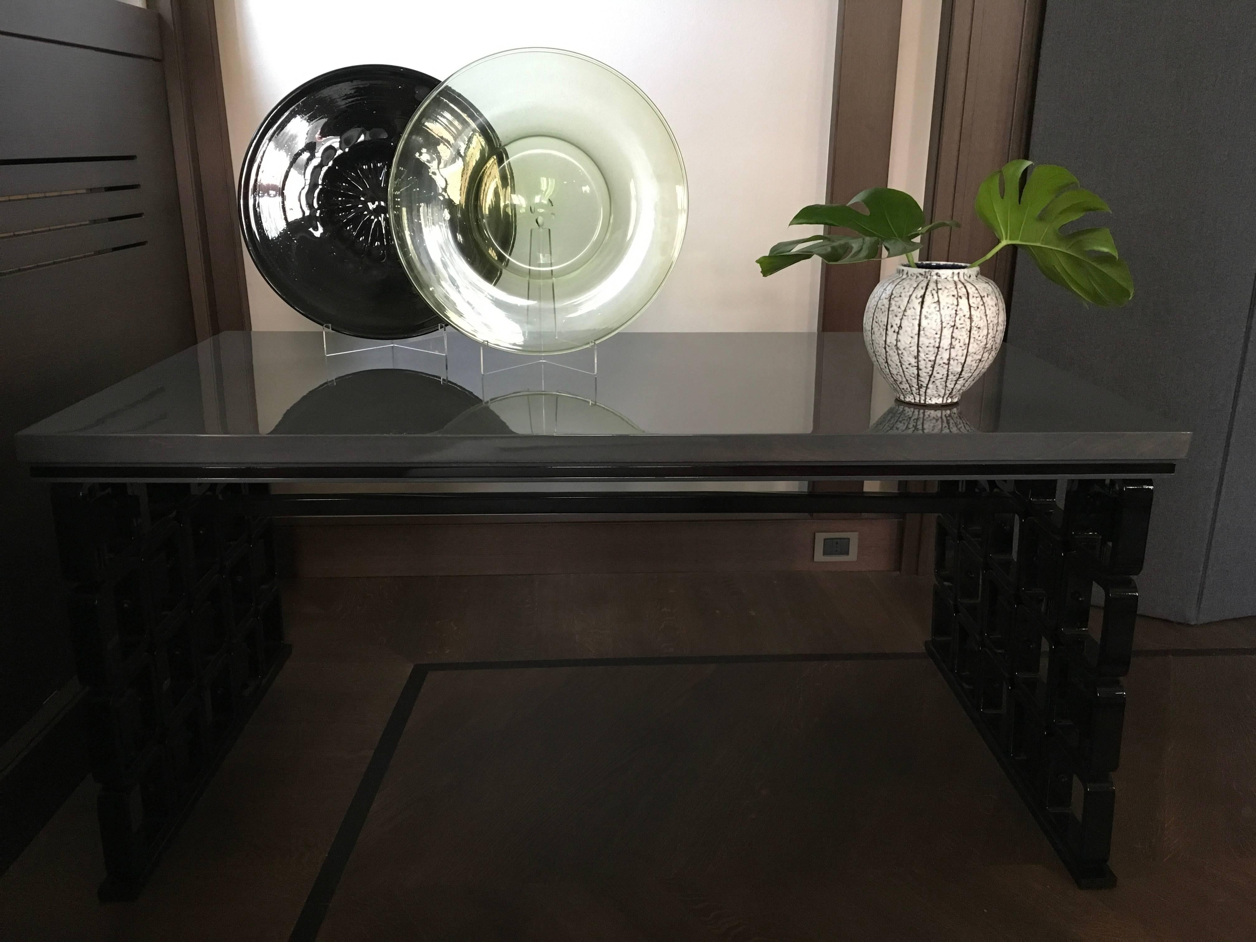 This beautiful Venetian item is a black blown glass totally hand made in 1960 circa by master craftmenships.  It has an elegant shape and its color is black. It is a really eye catching in every room of the home. I t could be useful as a center