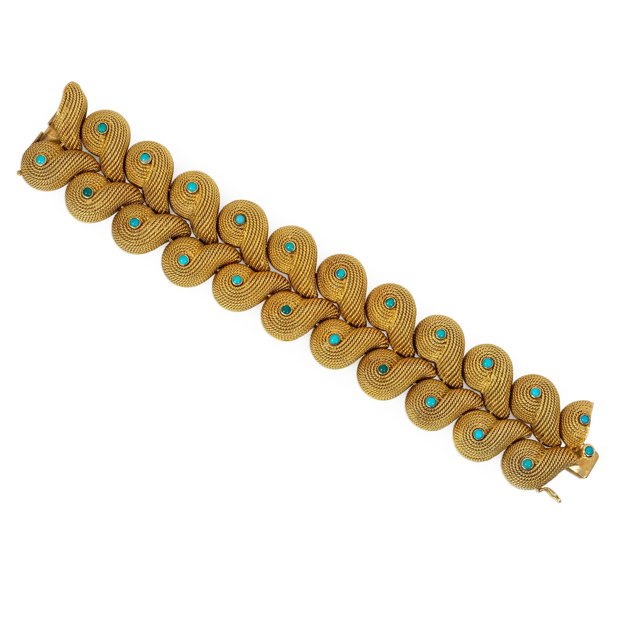 Bracciale in turchese e oro di metà secolo, con due file di motivi a spirale e curvilinei ripetuti, ciascuno centrato da un turchese cabochon, completato da una chiusura a linguetta e da una sicurezza a forma di otto, in 18 carati. Firmato