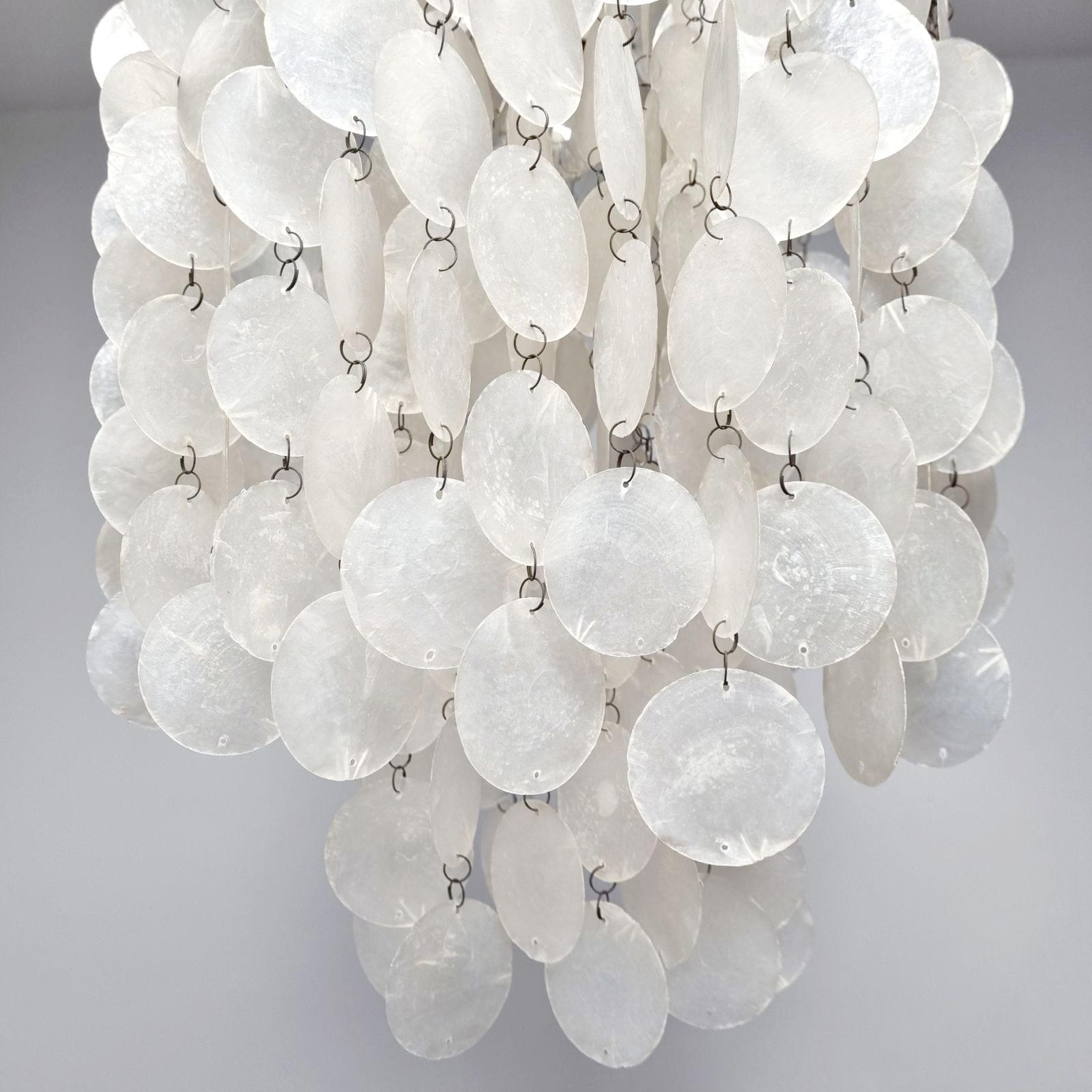 Splendida e originale lampada a sospensione o lampadario Mid-Century Modern Fun 1DM. Disegnata da Verner Panton nel 1964.

Prodotto da Lüber, Basilea, Svizzera negli anni '60.