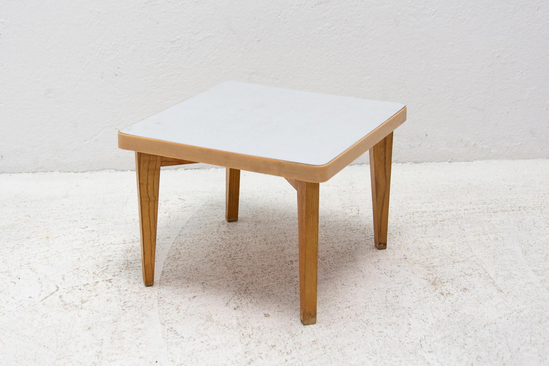 Mid century small color side table. Materials: formica, beechwood. Cool retro piece. In very good Vintage condition.

Dimensions: 30 x 22 x 30 cm (WxHxD).
 