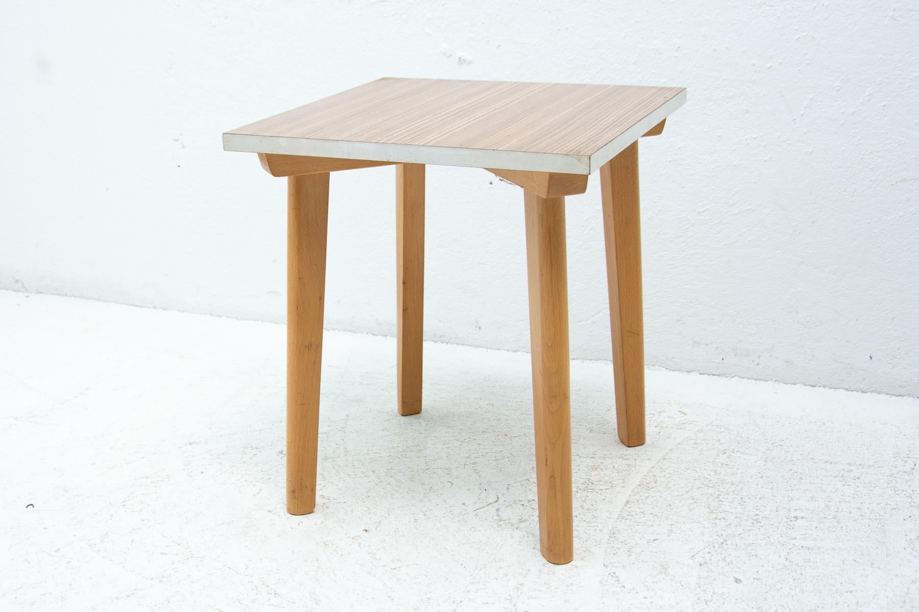 Petite table d'appoint de couleur du milieu du siècle. Matériaux : formica, bois de hêtre. Une pièce rétro cool. En très bon état vintage.

Dimensions : 40 x 45 x 40 cm (LxHxP).