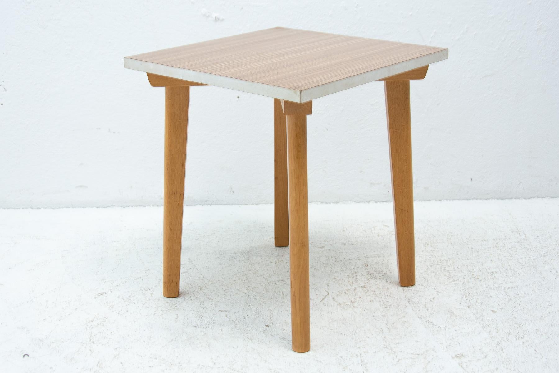 Très petite table d'appoint mi-siècle, années 1960, Tchécoslovaquie Bon état - En vente à Prague 8, CZ