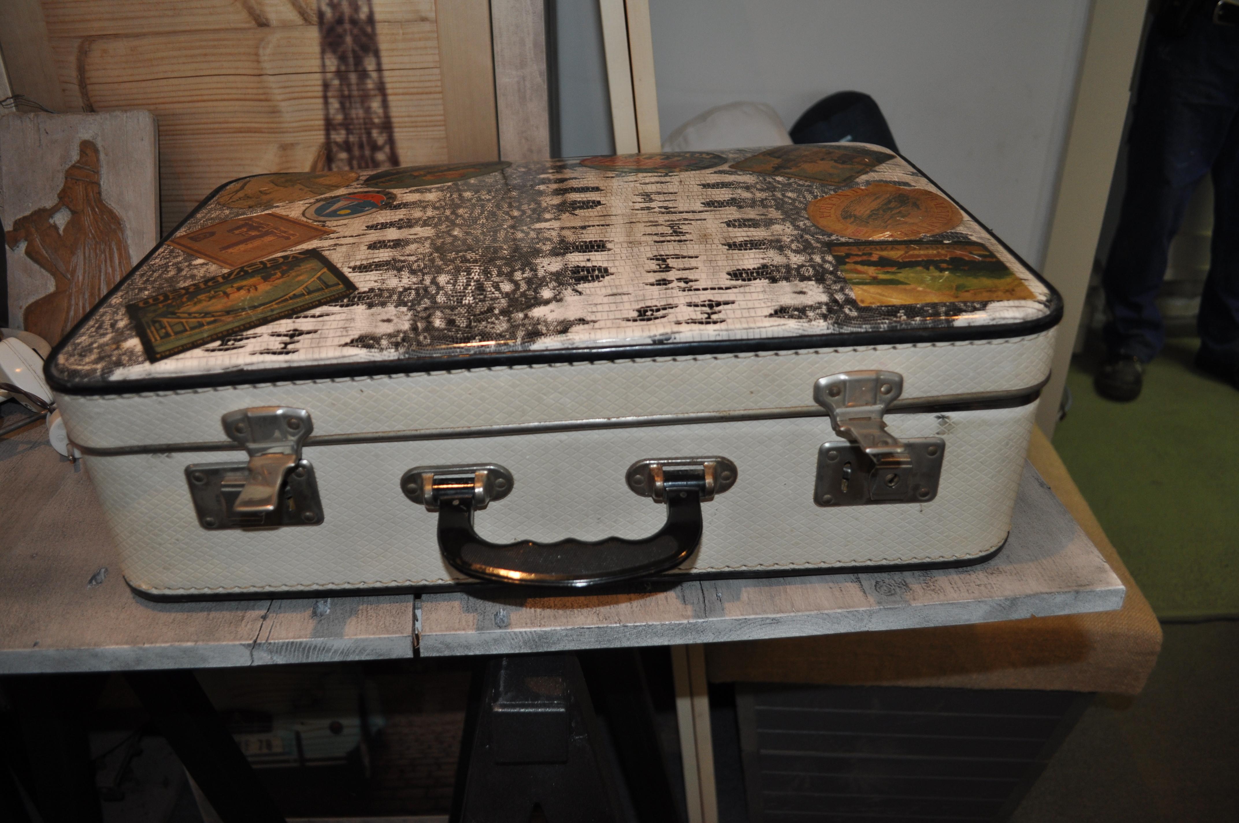 Midcentury Very Unique Vintage Suitcase, 1960s In Good Condition For Sale In Lábatlan, HU