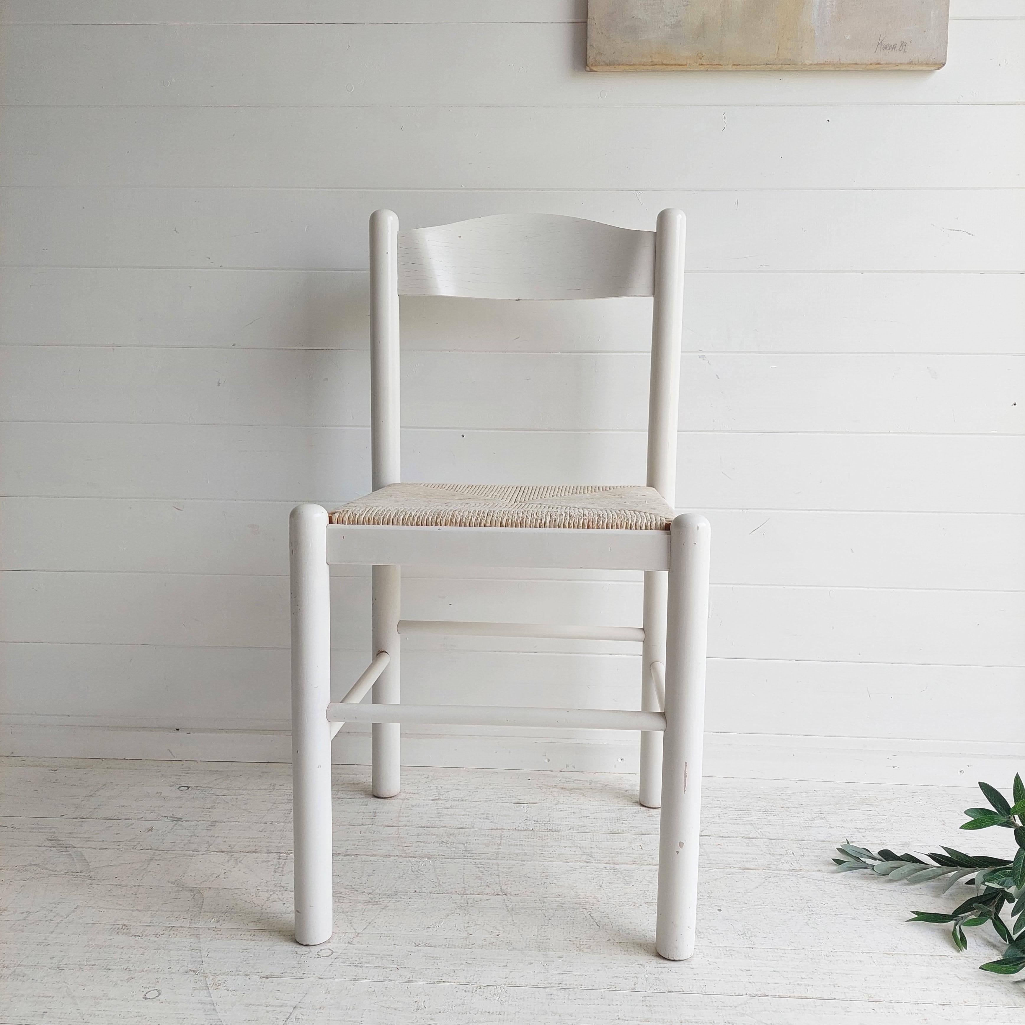 Vintage Midcentury Modern Italian Design Dining Chair
Most probably Made in Italy 1970/80’s. 

White laquered wooden frame with rush woven seat. 
Constructed from solid beech frames and rush paper cord pattern seat pads.
High quality made solid