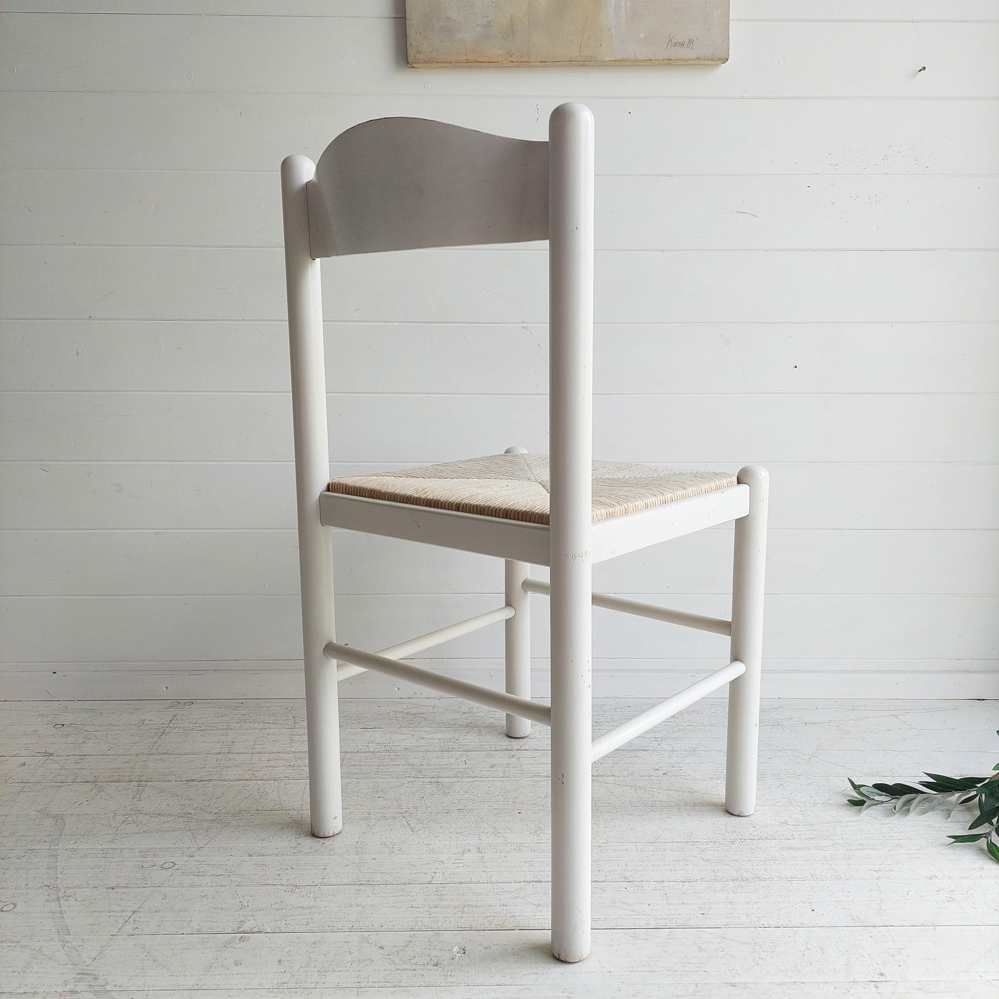 Mid Century Vico Magistretti Style  white lacquered and rush seat Dining Chair I In Good Condition For Sale In Leamington Spa, GB