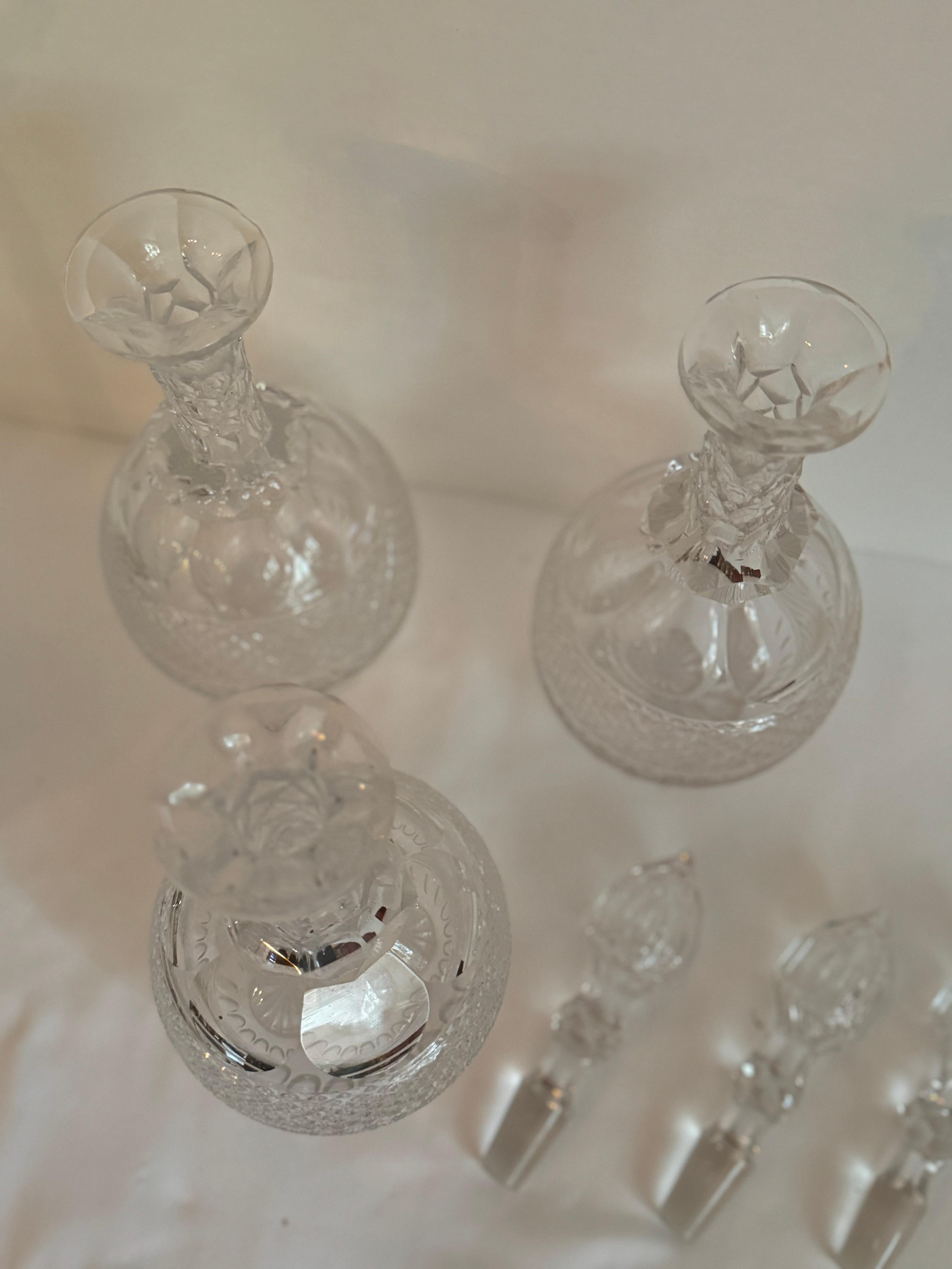 Carafes à décanter de style victorien du milieu du siècle, dans leur Stand d'origine en métal argenté. en vente 3
