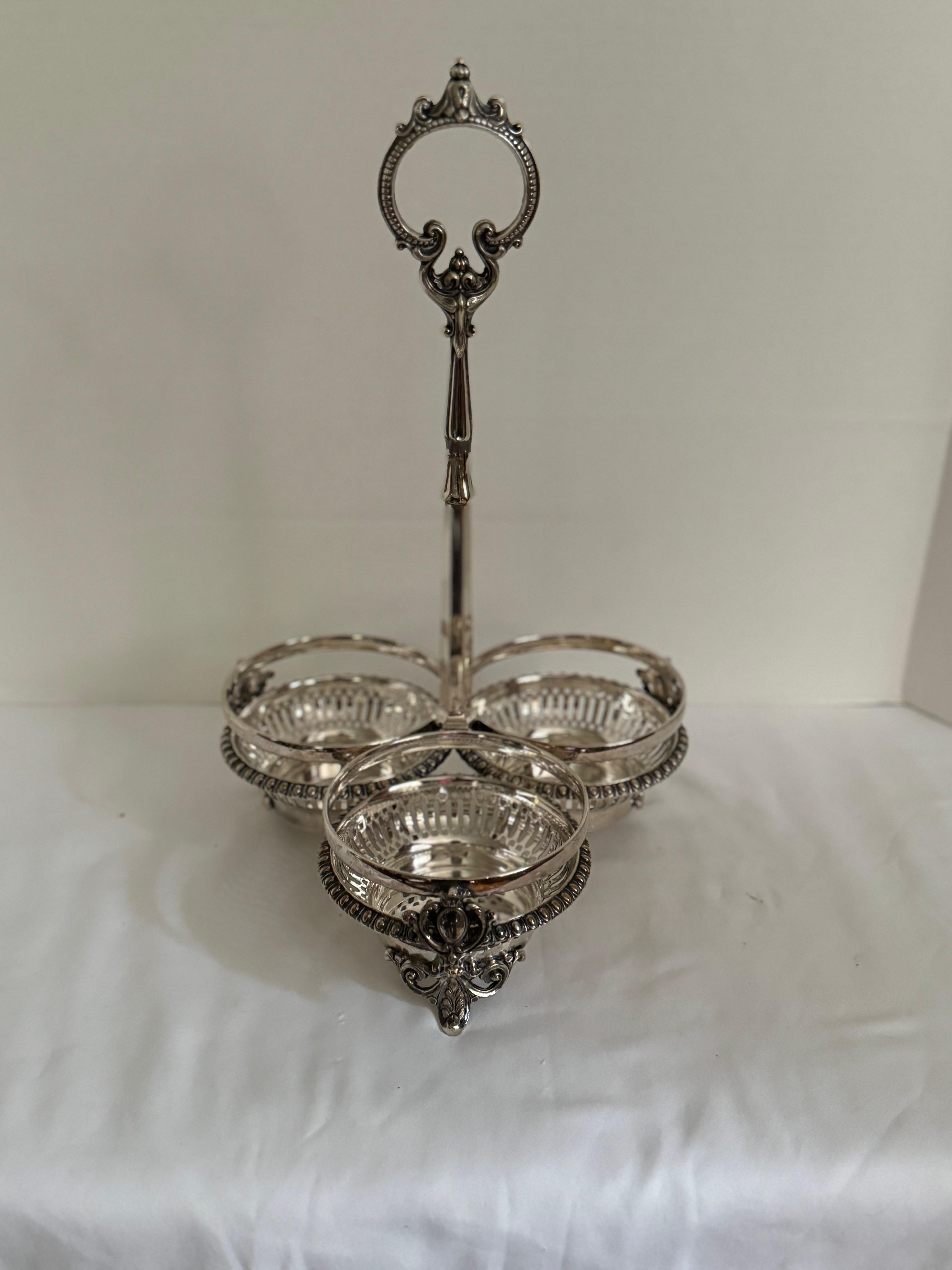 Carafes à décanter de style victorien du milieu du siècle, dans leur Stand d'origine en métal argenté. en vente 4