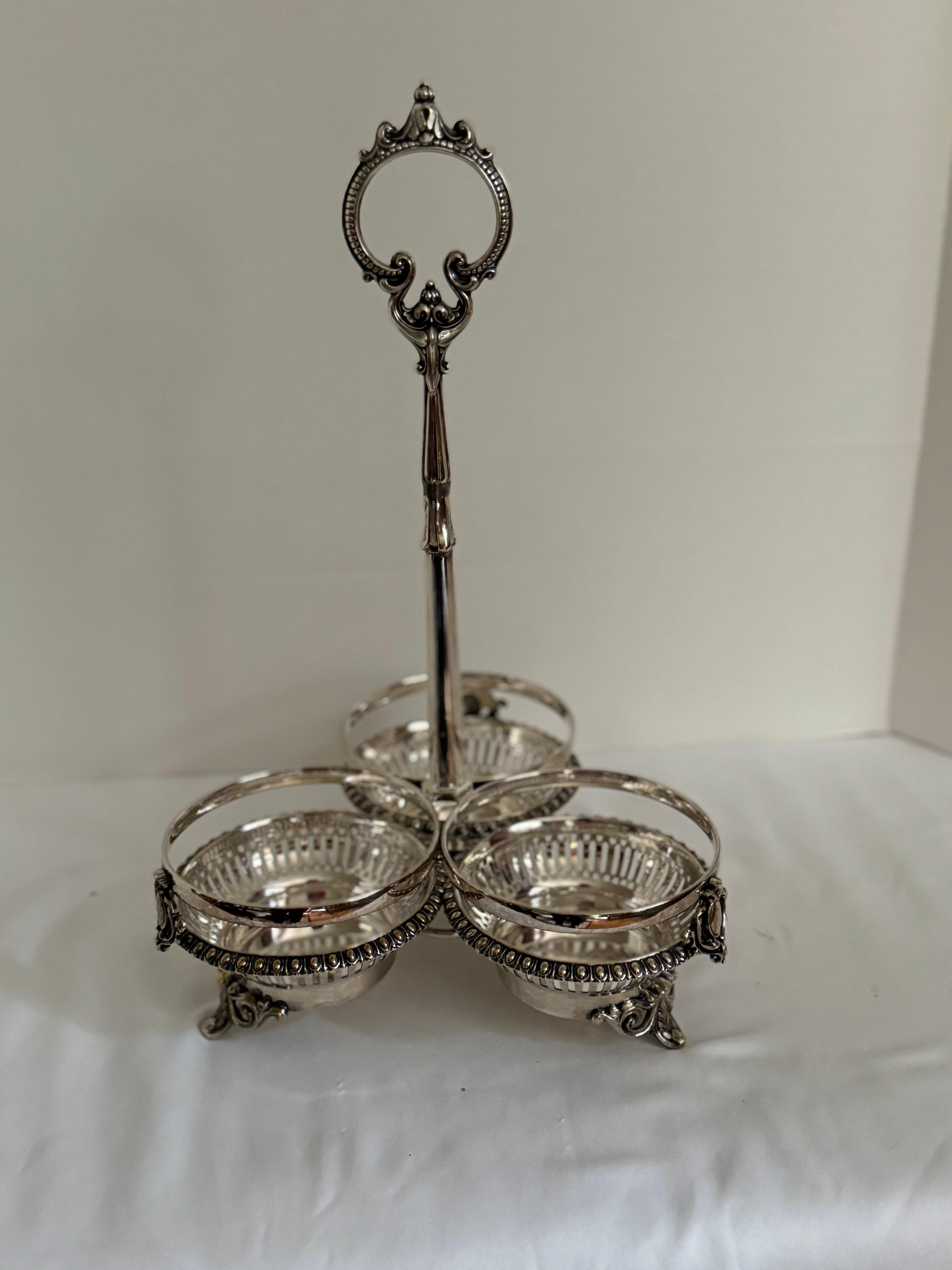 Carafes à décanter de style victorien du milieu du siècle, dans leur Stand d'origine en métal argenté. en vente 5
