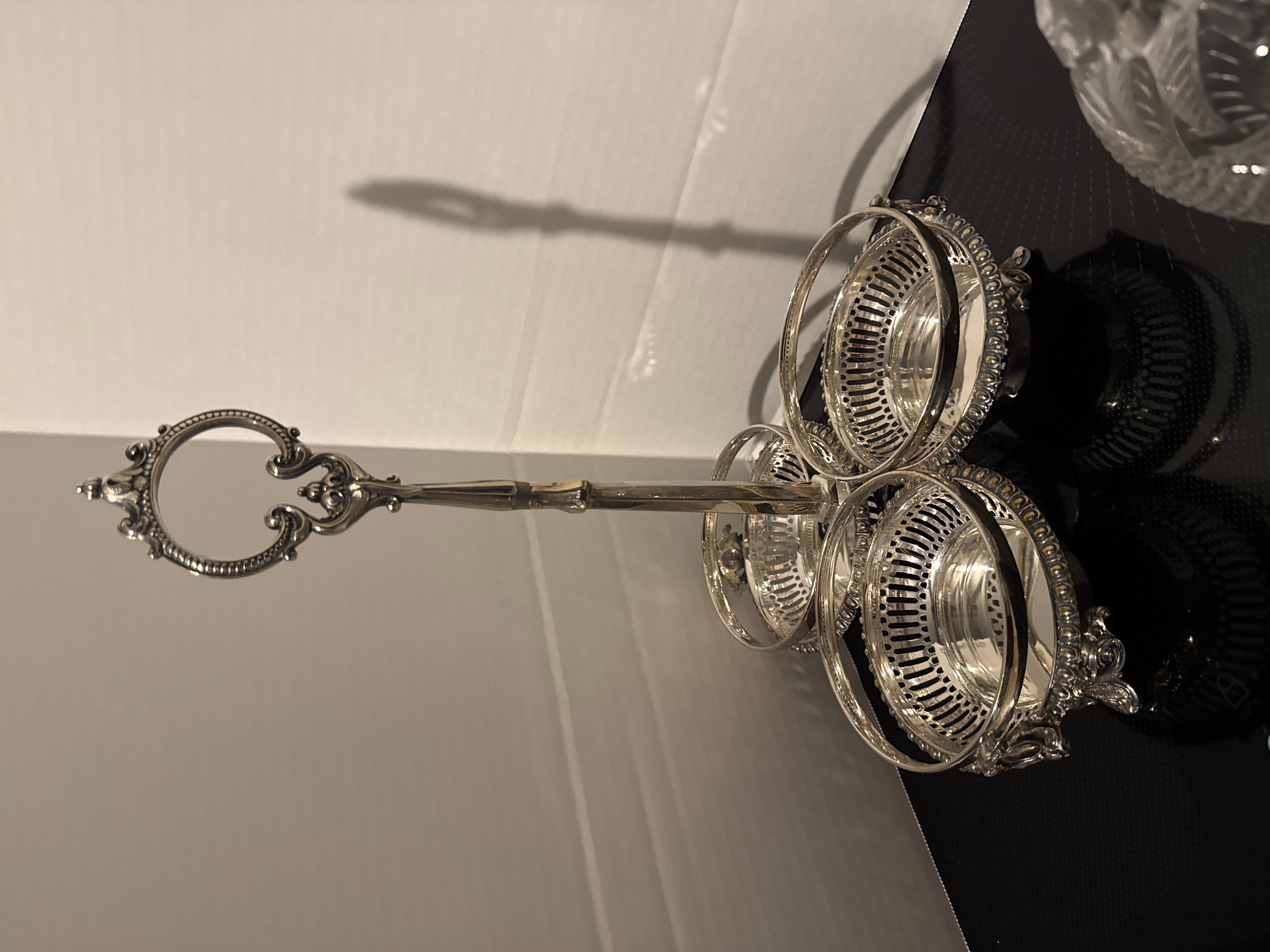 Carafes à décanter de style victorien du milieu du siècle, dans leur Stand d'origine en métal argenté. en vente 6