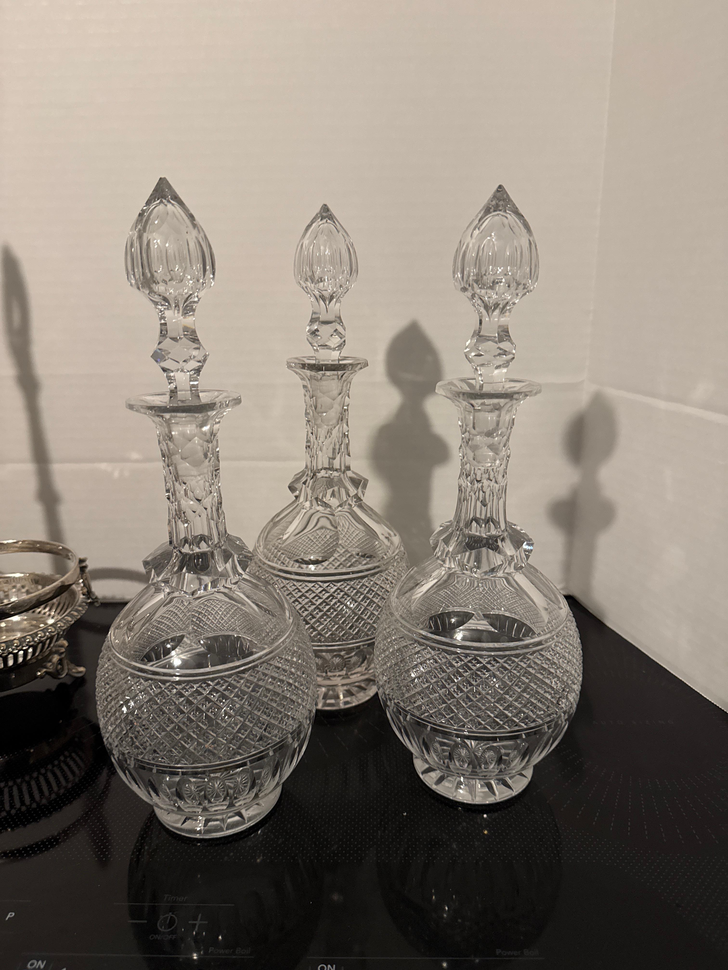 Carafes à décanter de style victorien du milieu du siècle, dans leur Stand d'origine en métal argenté. en vente 7