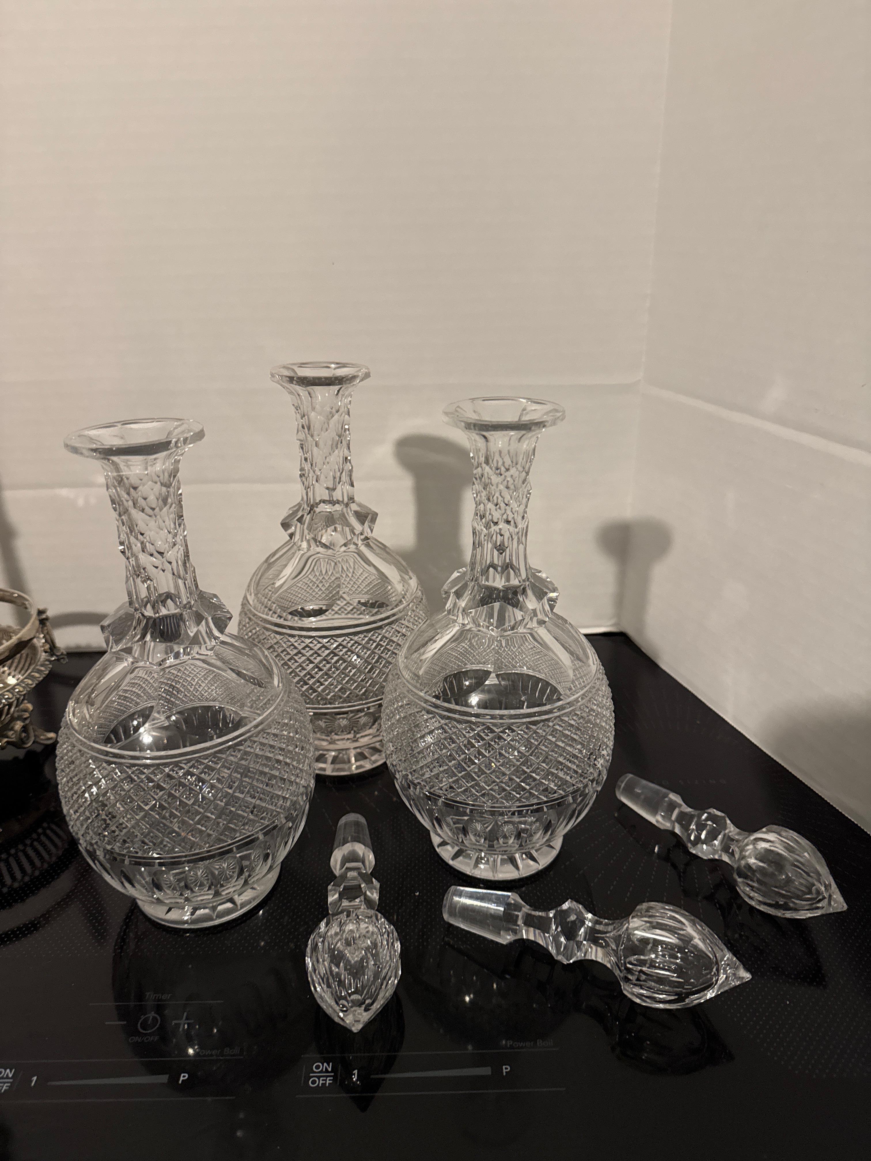 Carafes à décanter de style victorien du milieu du siècle, dans leur Stand d'origine en métal argenté. en vente 8