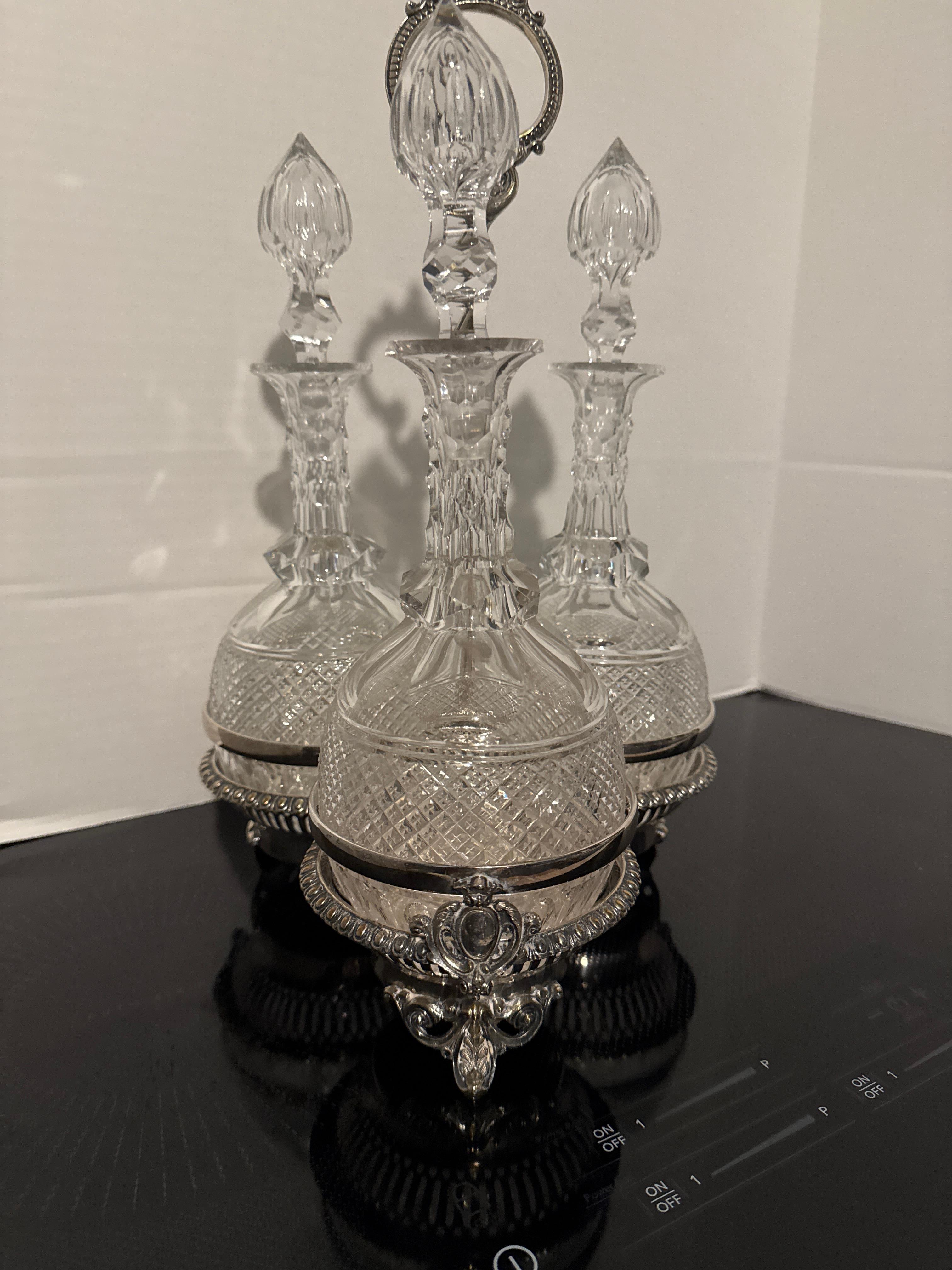 Carafes à décanter de style victorien du milieu du siècle, dans leur Stand d'origine en métal argenté. en vente 11