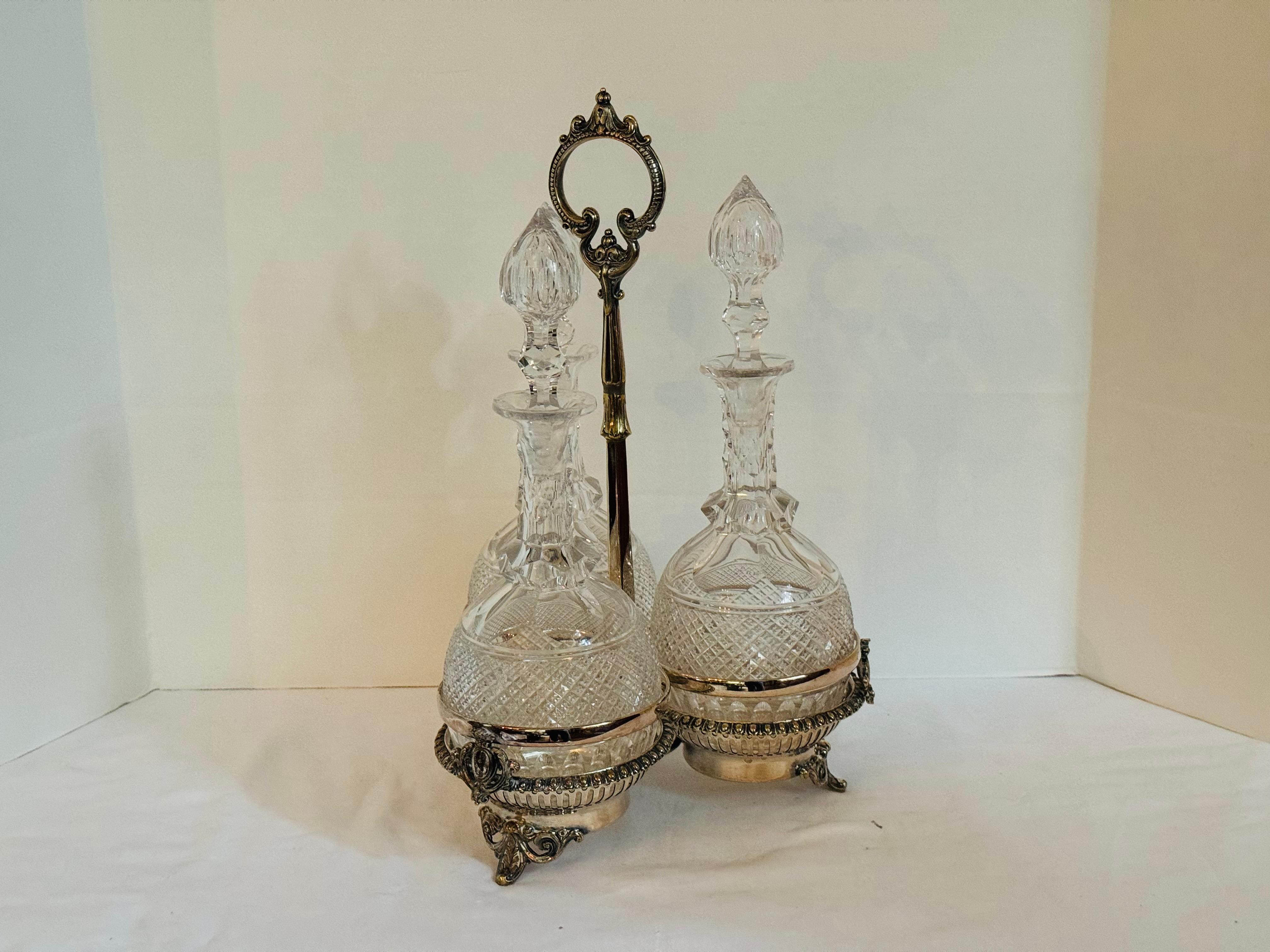 Anciennes 3(three) carafes en verre taillé de style victorien et support original en métal argenté Tantale avec trois carafes en cristal taillé pour le vin ou les spiritueux Whisky. Trouvaille rare, très élégante.  Condit très bon pas de fissure ou