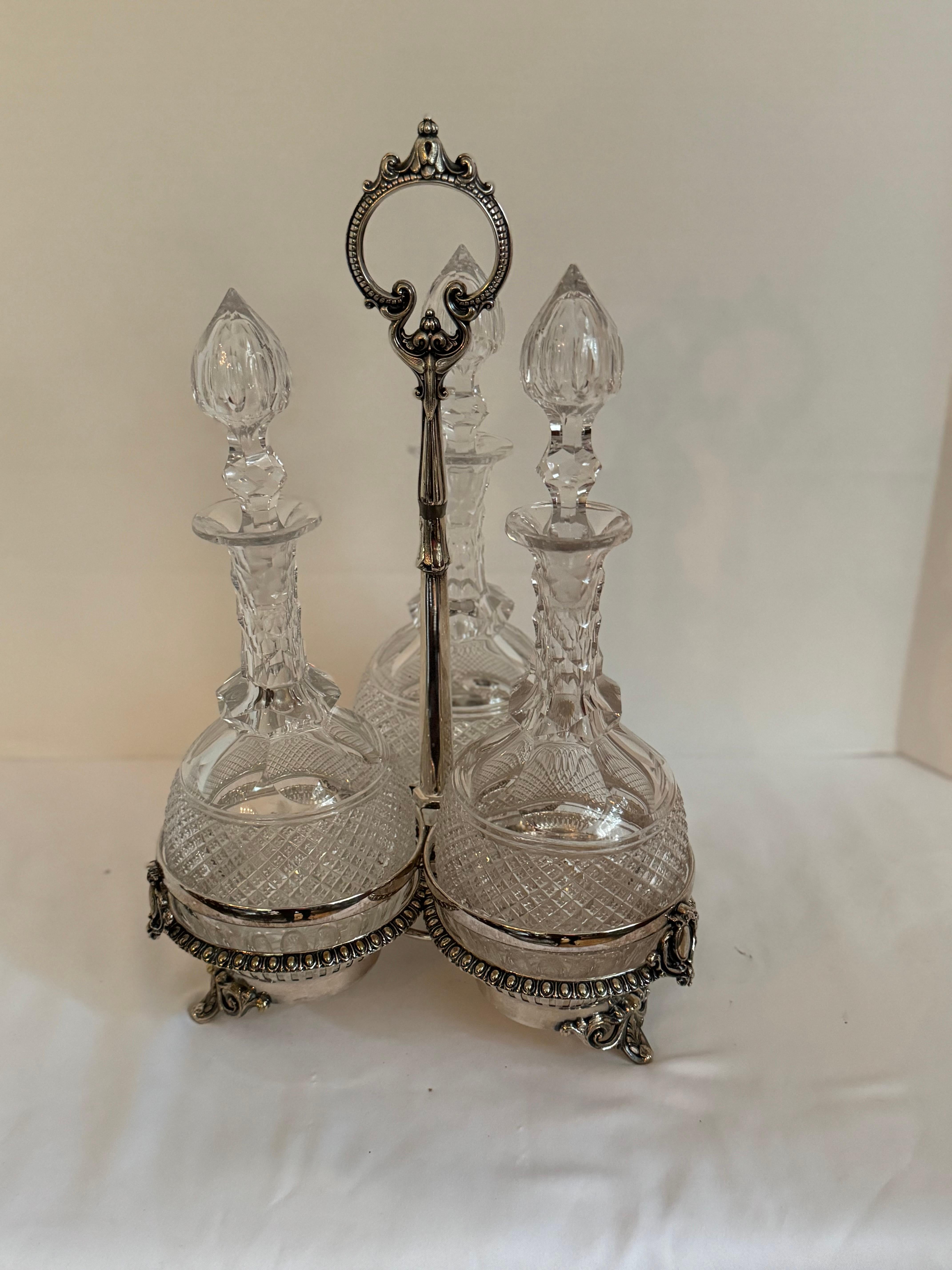 Victorien Carafes à décanter de style victorien du milieu du siècle, dans leur Stand d'origine en métal argenté. en vente