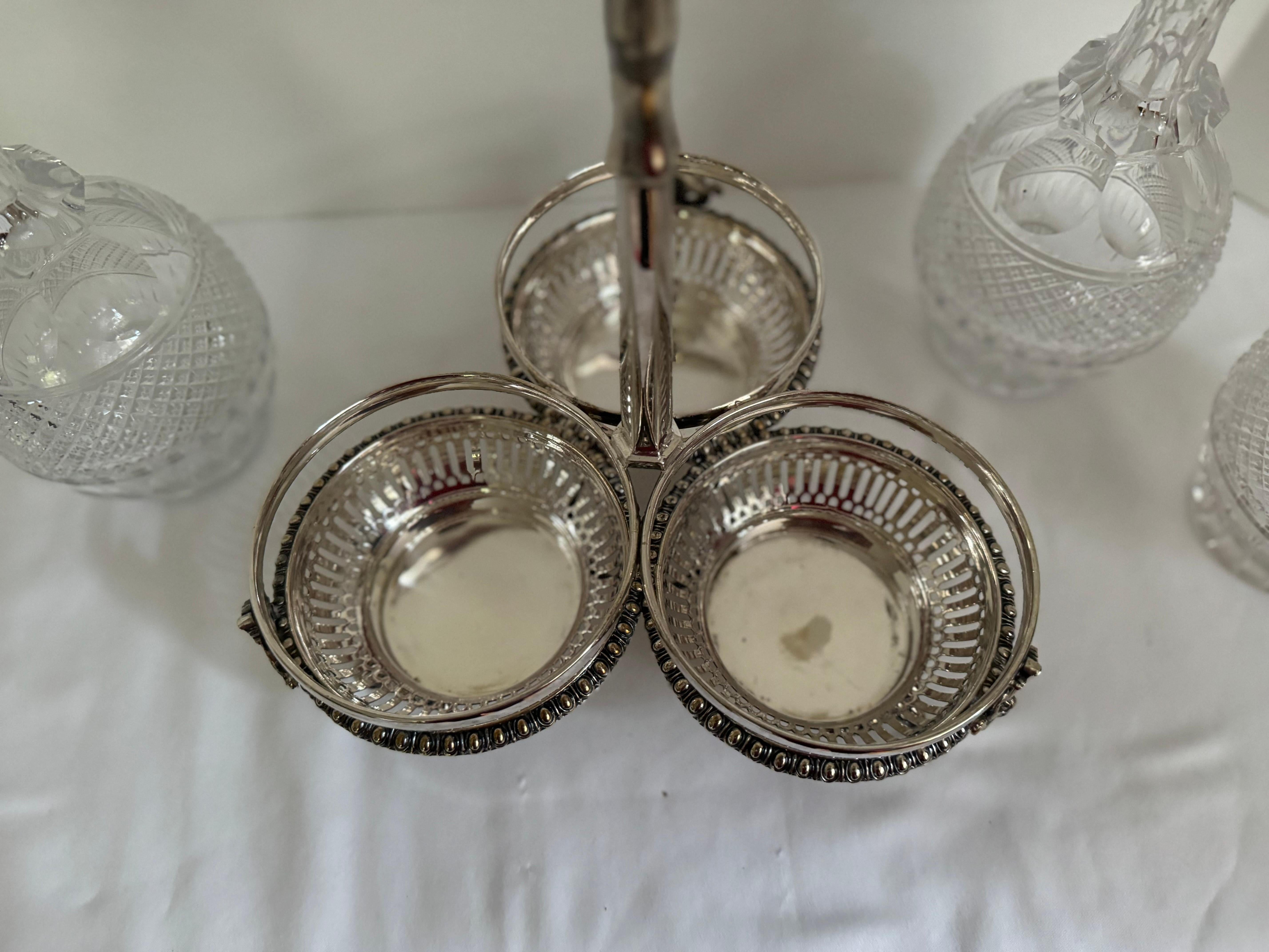 Américain Carafes à décanter de style victorien du milieu du siècle, dans leur Stand d'origine en métal argenté. en vente