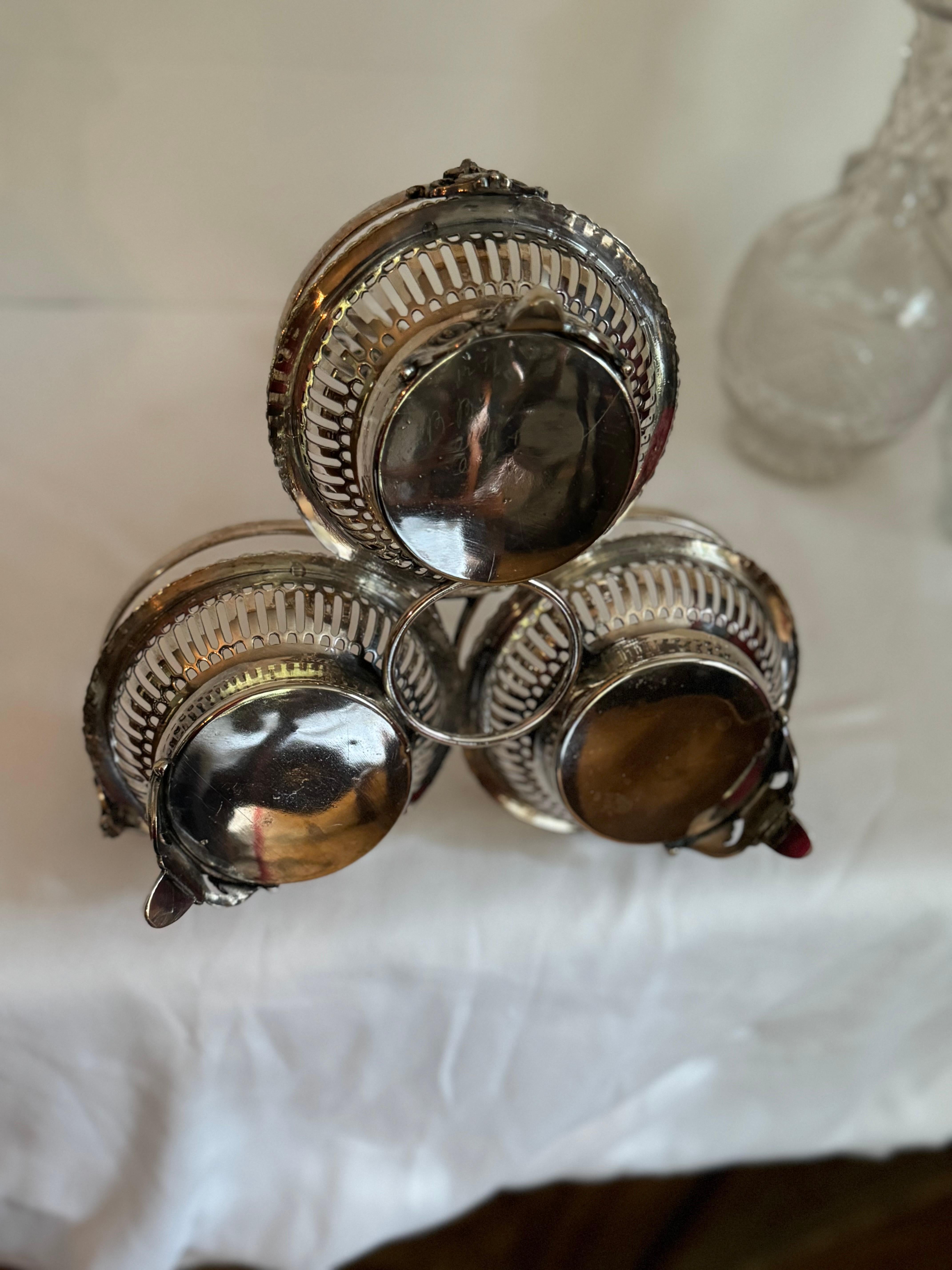 20ième siècle Carafes à décanter de style victorien du milieu du siècle, dans leur Stand d'origine en métal argenté. en vente
