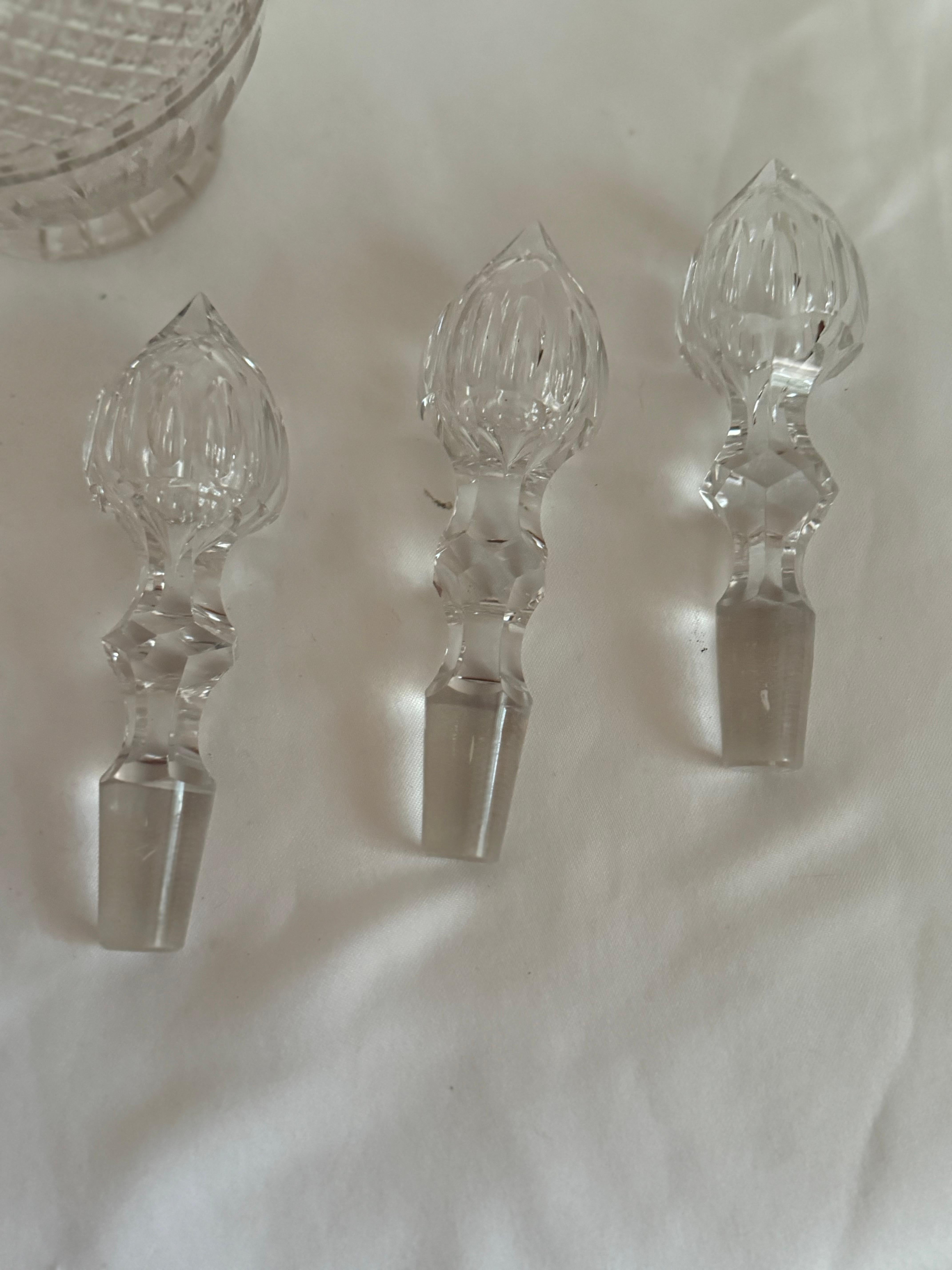 Carafes à décanter de style victorien du milieu du siècle, dans leur Stand d'origine en métal argenté. en vente 1