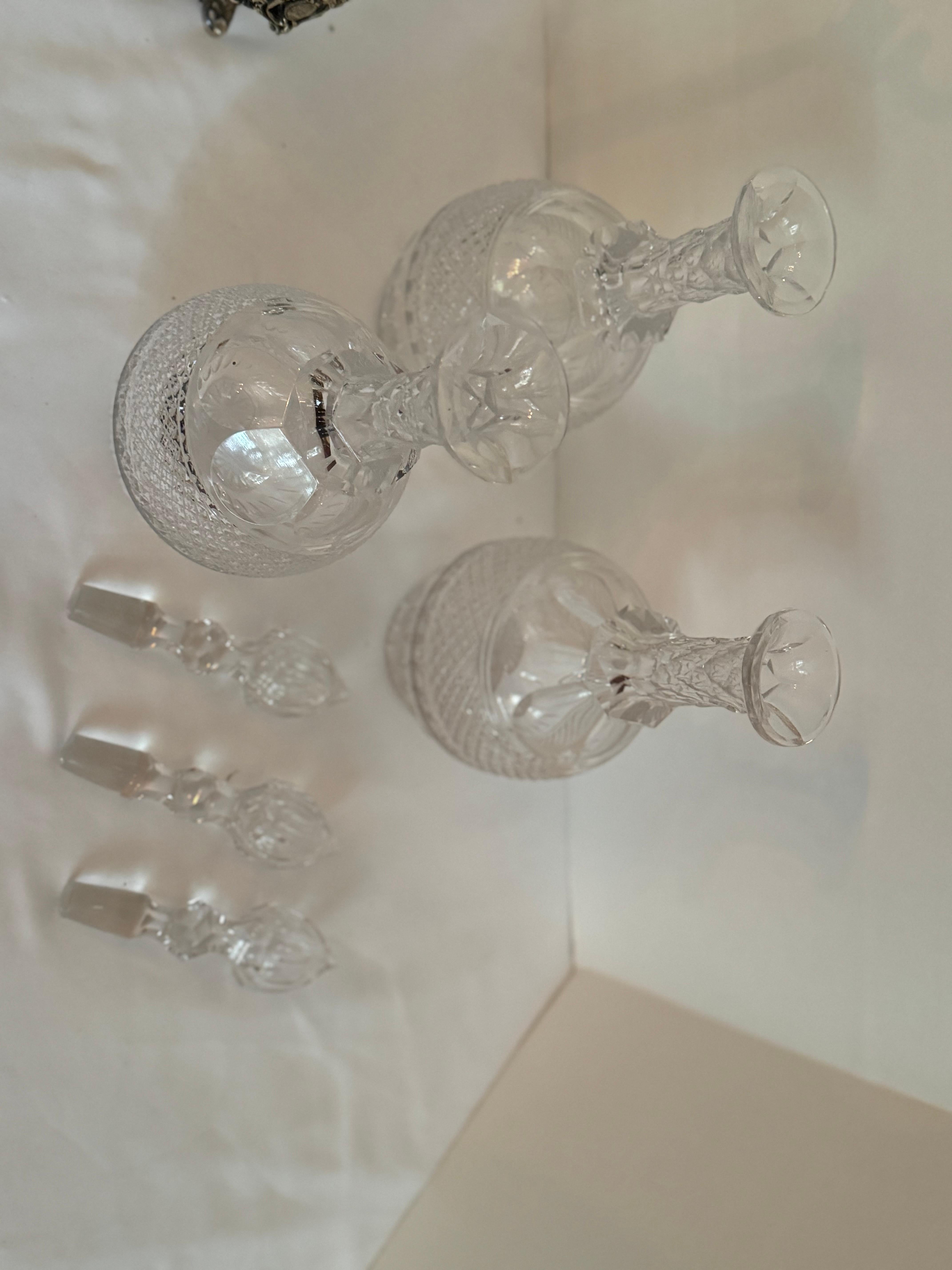 Carafes à décanter de style victorien du milieu du siècle, dans leur Stand d'origine en métal argenté. en vente 2