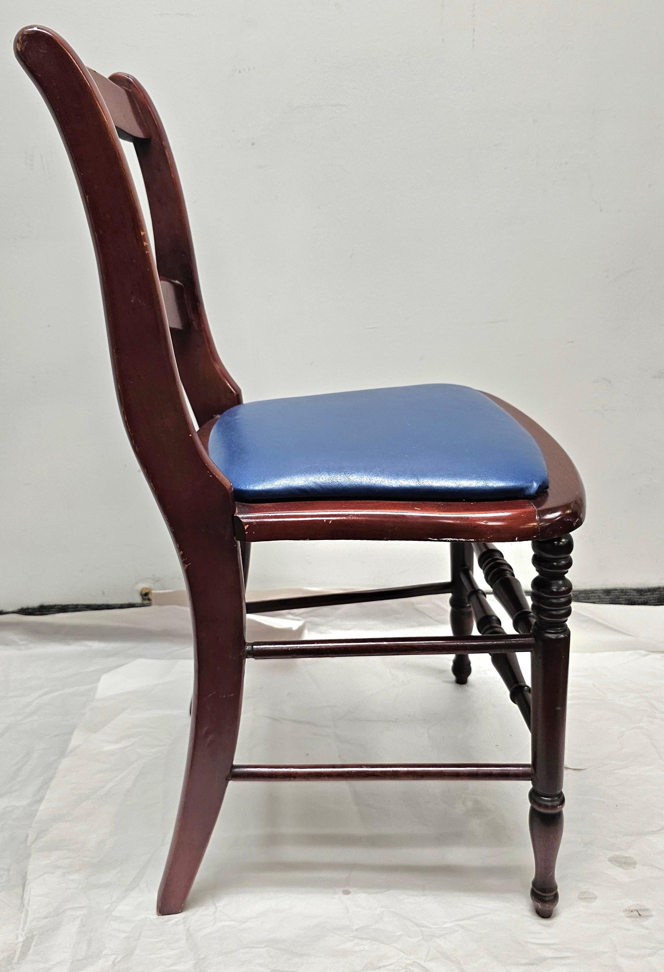 Mordenzato Sedia laterale con sedile imbottito in mogano e vinile in stile vittoriano del metà del secolo scorso in vendita
