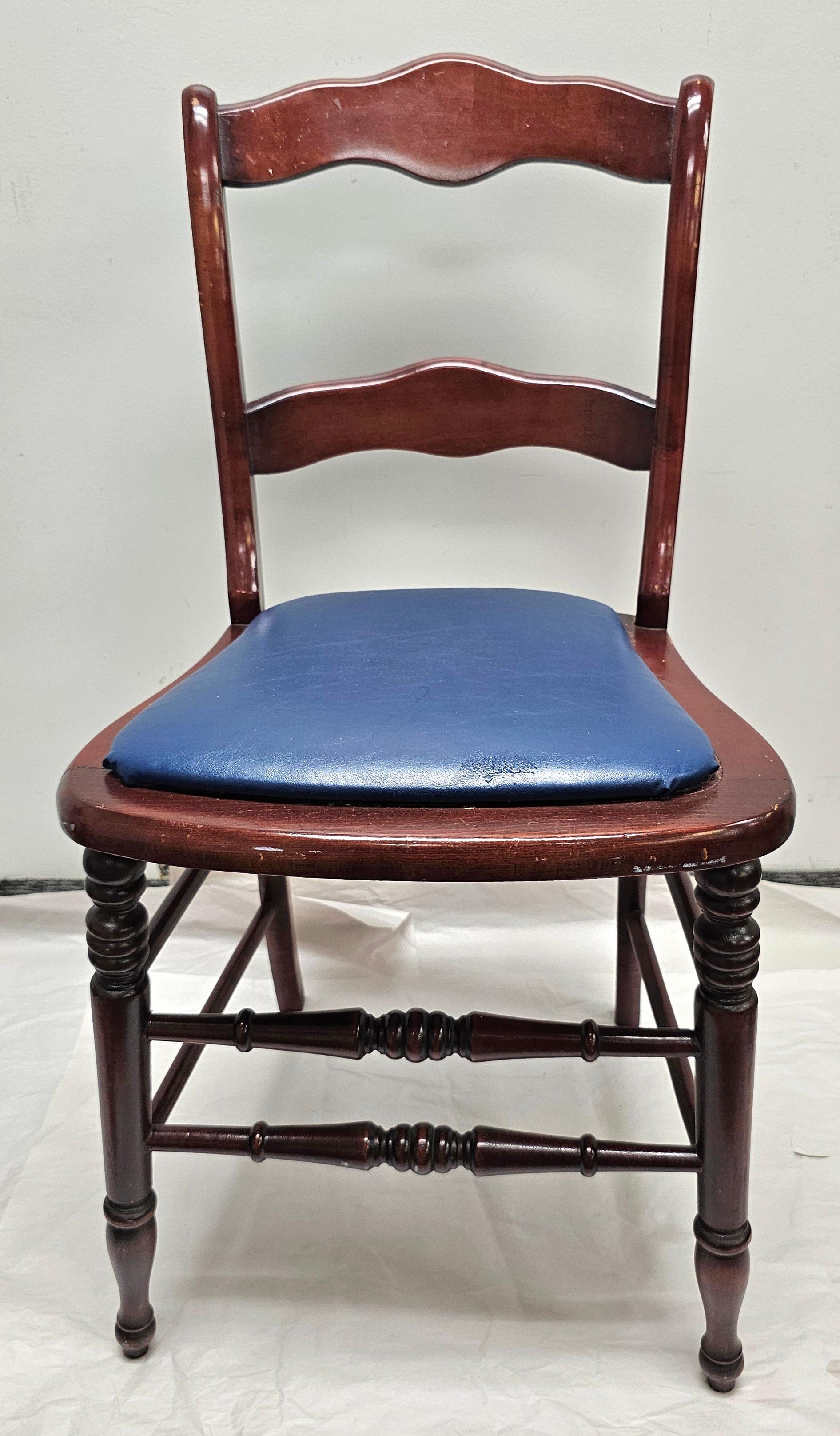 Sedia laterale con sedile imbottito in mogano e vinile in stile vittoriano del metà del secolo scorso In condizioni buone in vendita a Germantown, MD