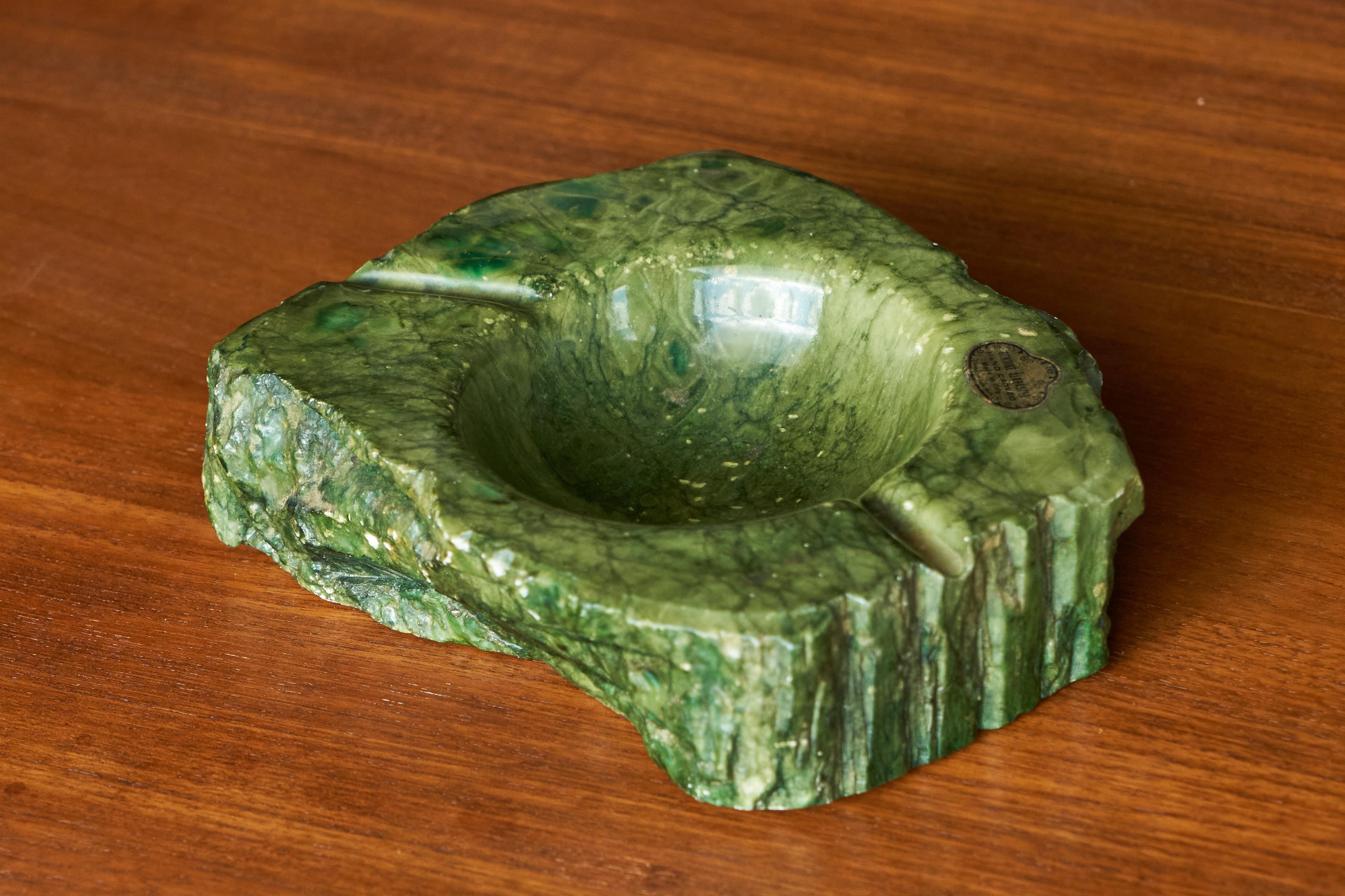 Mid Century Vide Poche in Green Alabaster, Italy, 1960s.

This is a wonderful and large mid century bowl, vide poche or ashtray in hand carved green alabaster. A very distinct piece with a great color, a freeform shape and a nice hand made quality.