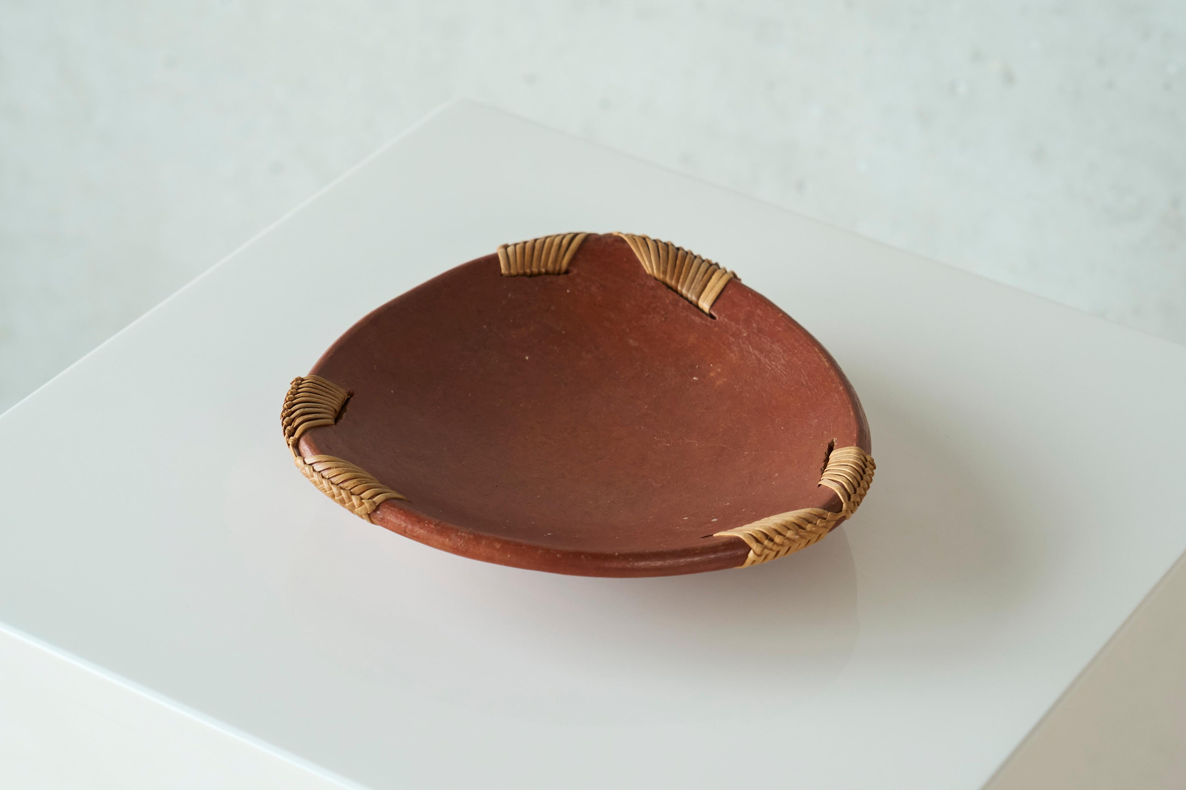 Mid Century Vide Poche in Terrakotta und Stroh 1960er Jahre im Zustand „Gut“ im Angebot in Meer, VAN