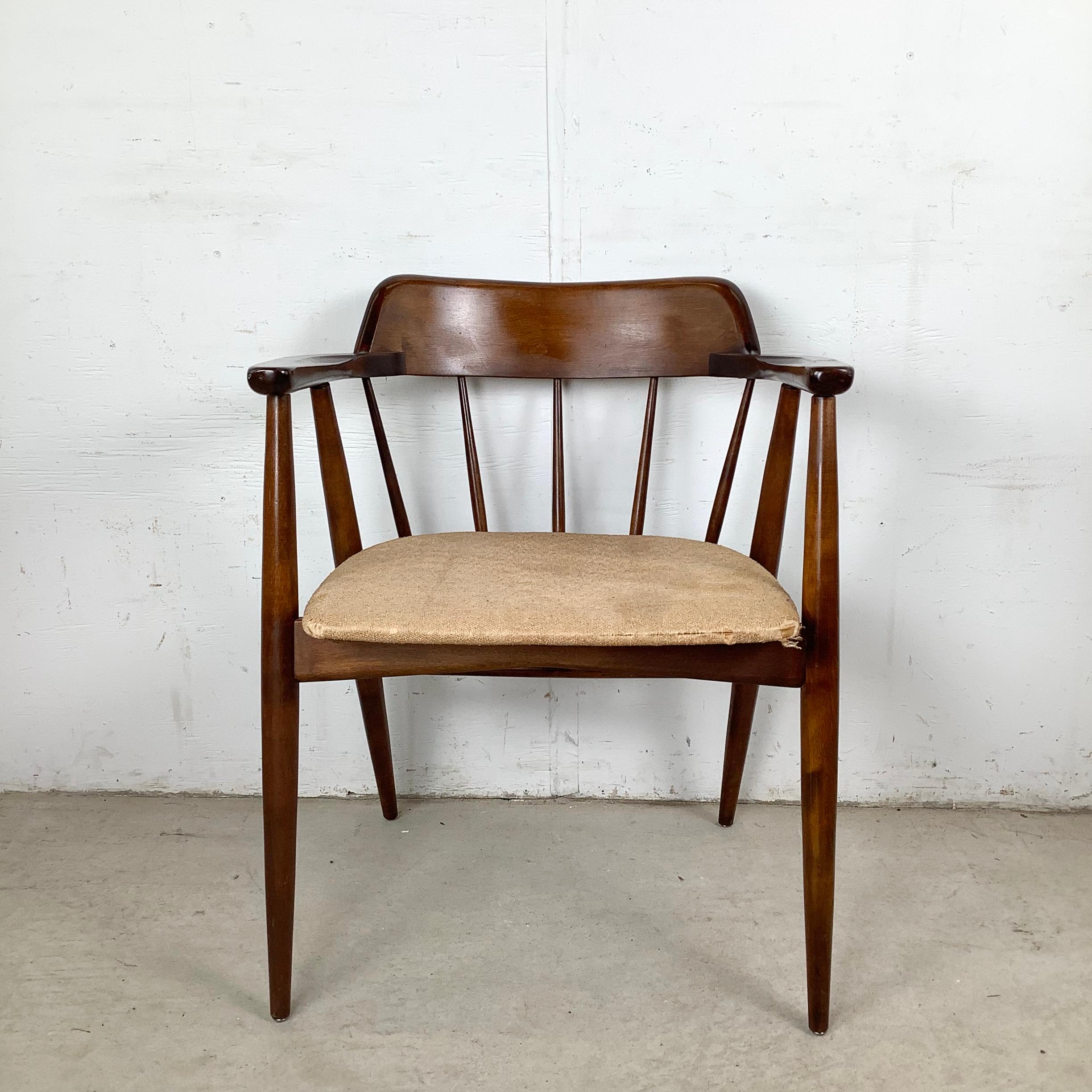 Dieser Sessel von Viko Baumritter verkörpert die ruhige Eleganz des amerikanischen Designs aus der Mitte des Jahrhunderts. Er ist aus massivem Nussbaumholz gefertigt und zeichnet sich durch eine skulpturale Speichenlehne mit sanft gespreizten