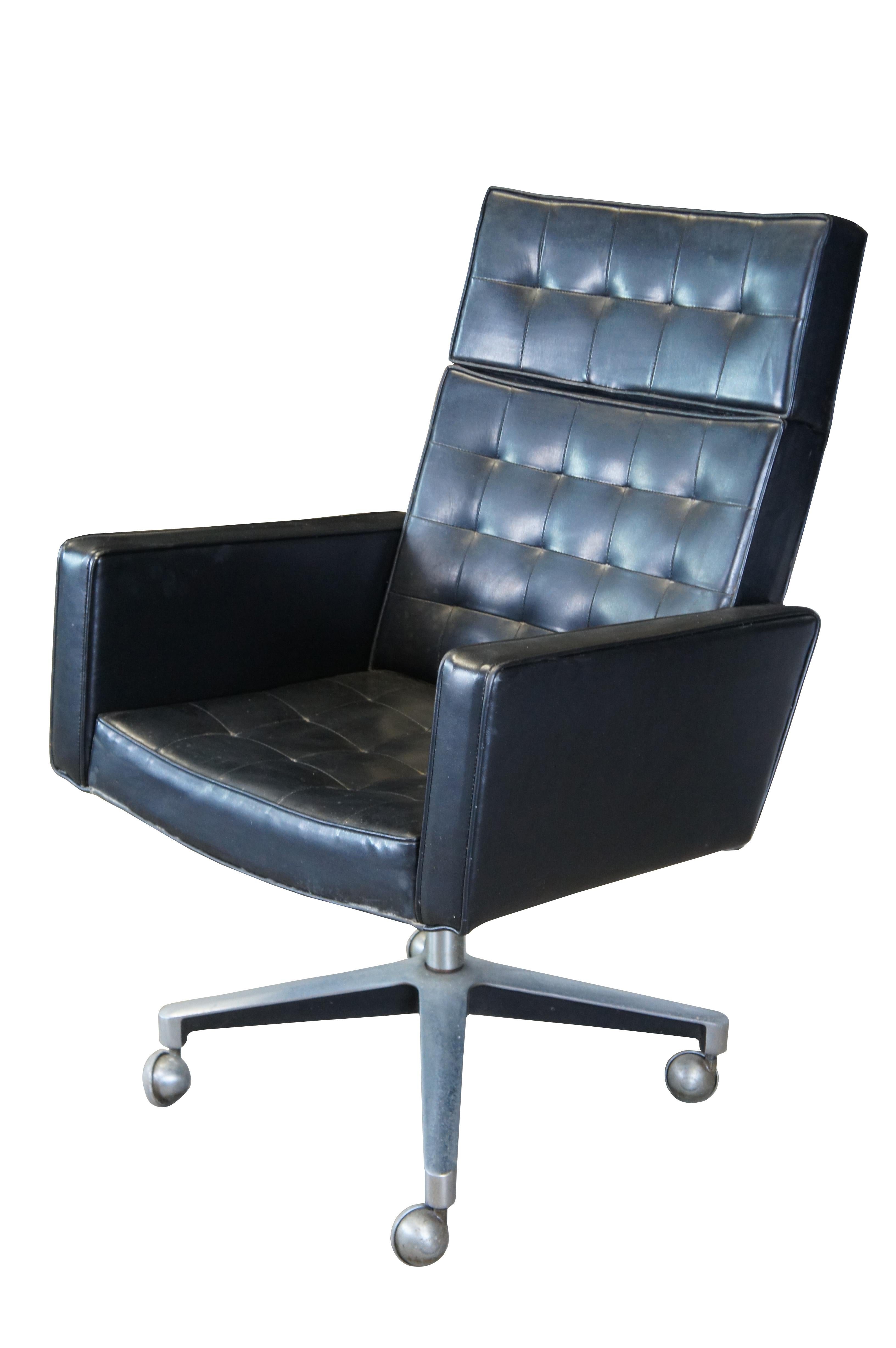 Vincent Cafiero Executive Task Chair von Knoll International, um 1960.  Minimalistisches Design mit originellem, getuftetem Sitz aus schwarzem Leder auf einem drehbaren Fuß mit Shepherd-Rollen.  Inklusive Neigungsfunktion.  Auflage: Modell-Nr.