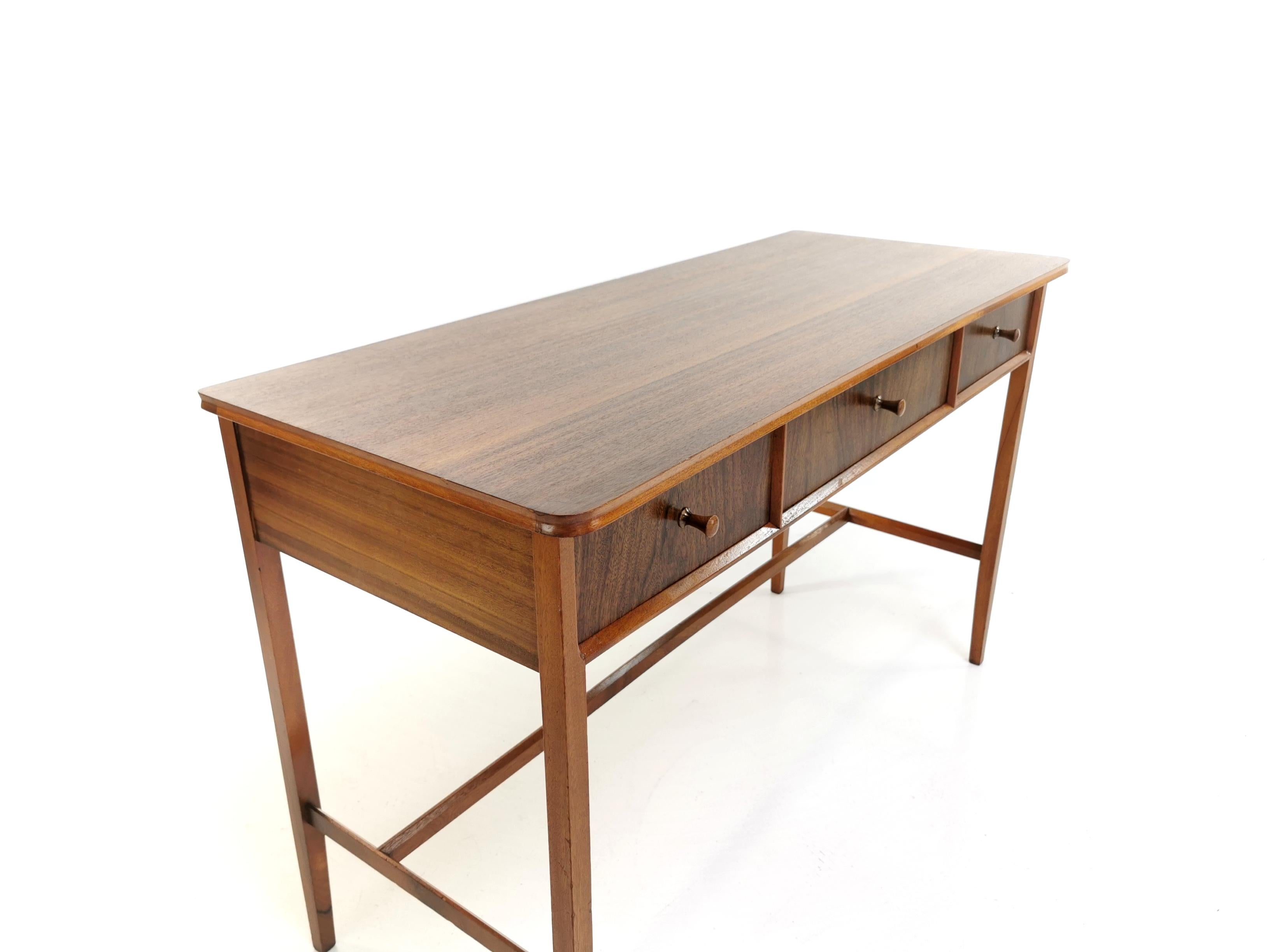 Walnut writing desk 

A Vanson console table / writing desk, which was most likely designed by Peter Hayward. Vanson retailed at Heals and the like. 

Comes in walnut and features three drawers with turned knobs.

circa 1960s.