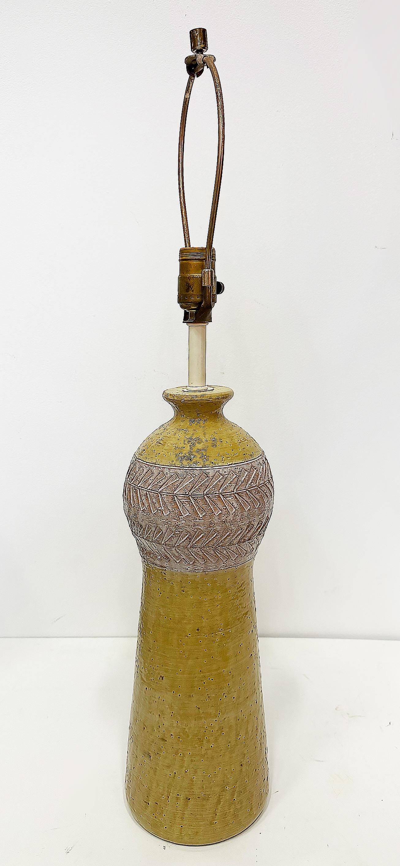 Mid-Century Modern Mid-century Vintage Aldo Londi Pottery Table Lamp for Raymor Modern Lighting For Sale