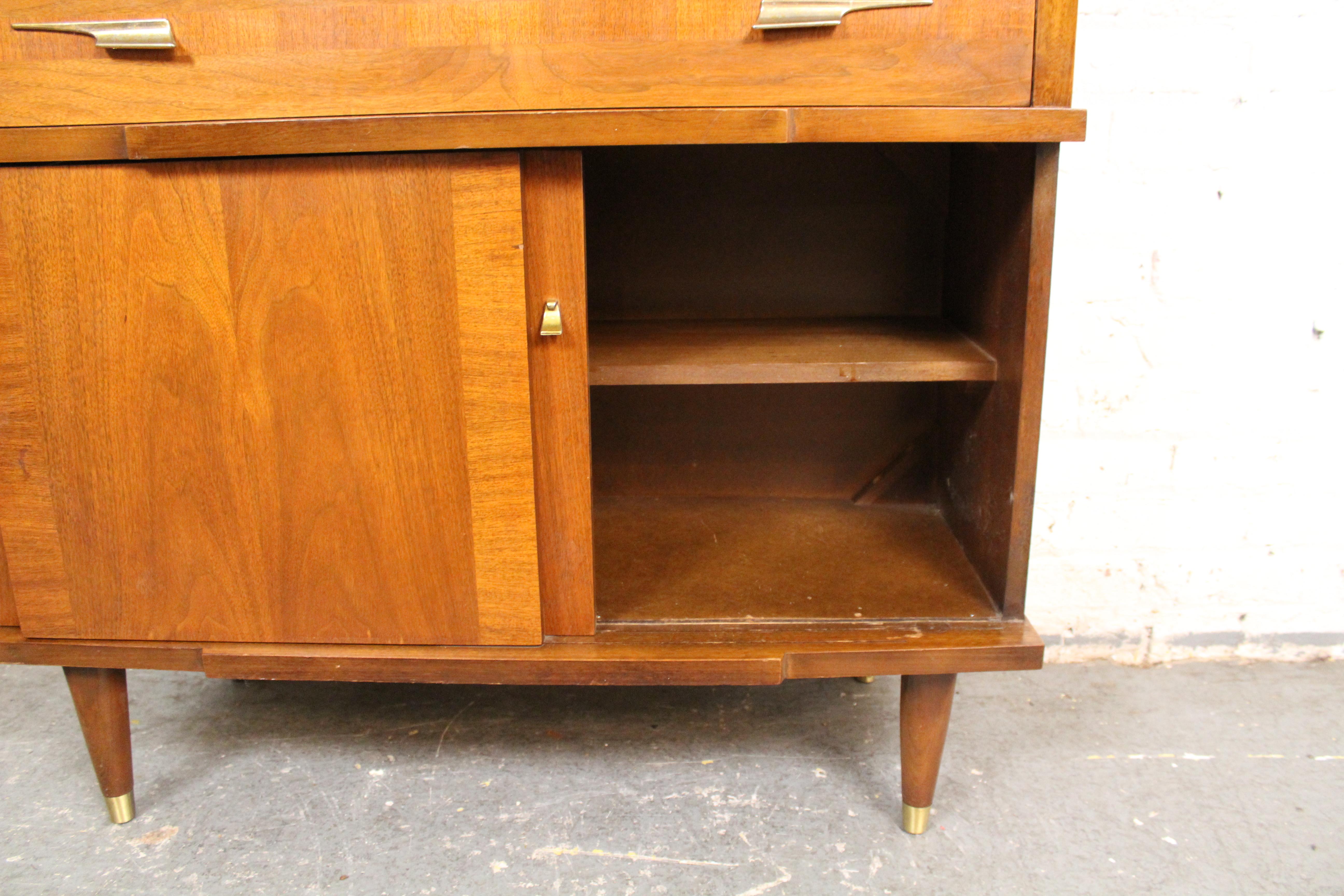 Mid-Century Vintage Bücherregal aus amerikanischem Nussbaum im Angebot 3