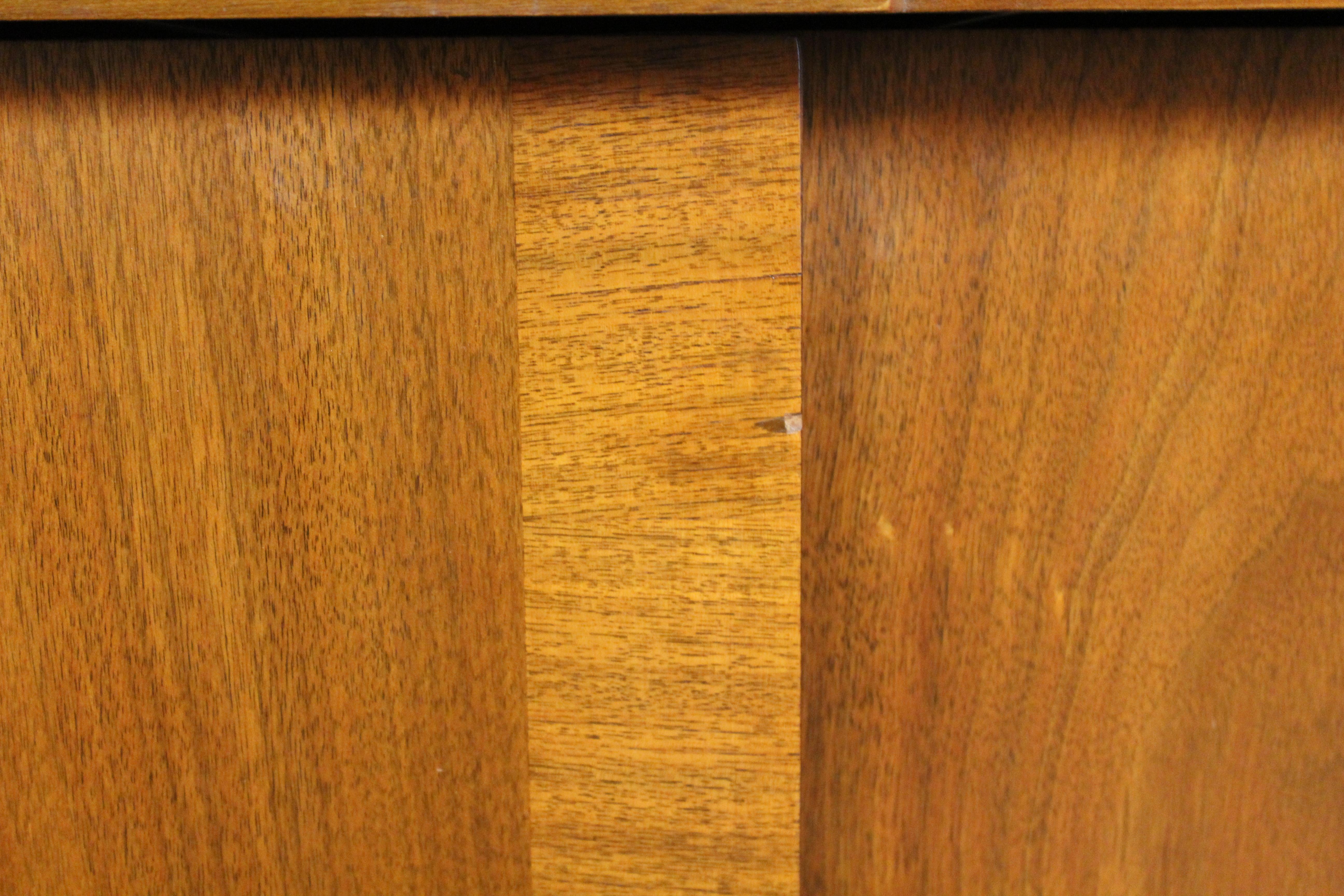 Mid-Century Vintage Bücherregal aus amerikanischem Nussbaum im Angebot 4