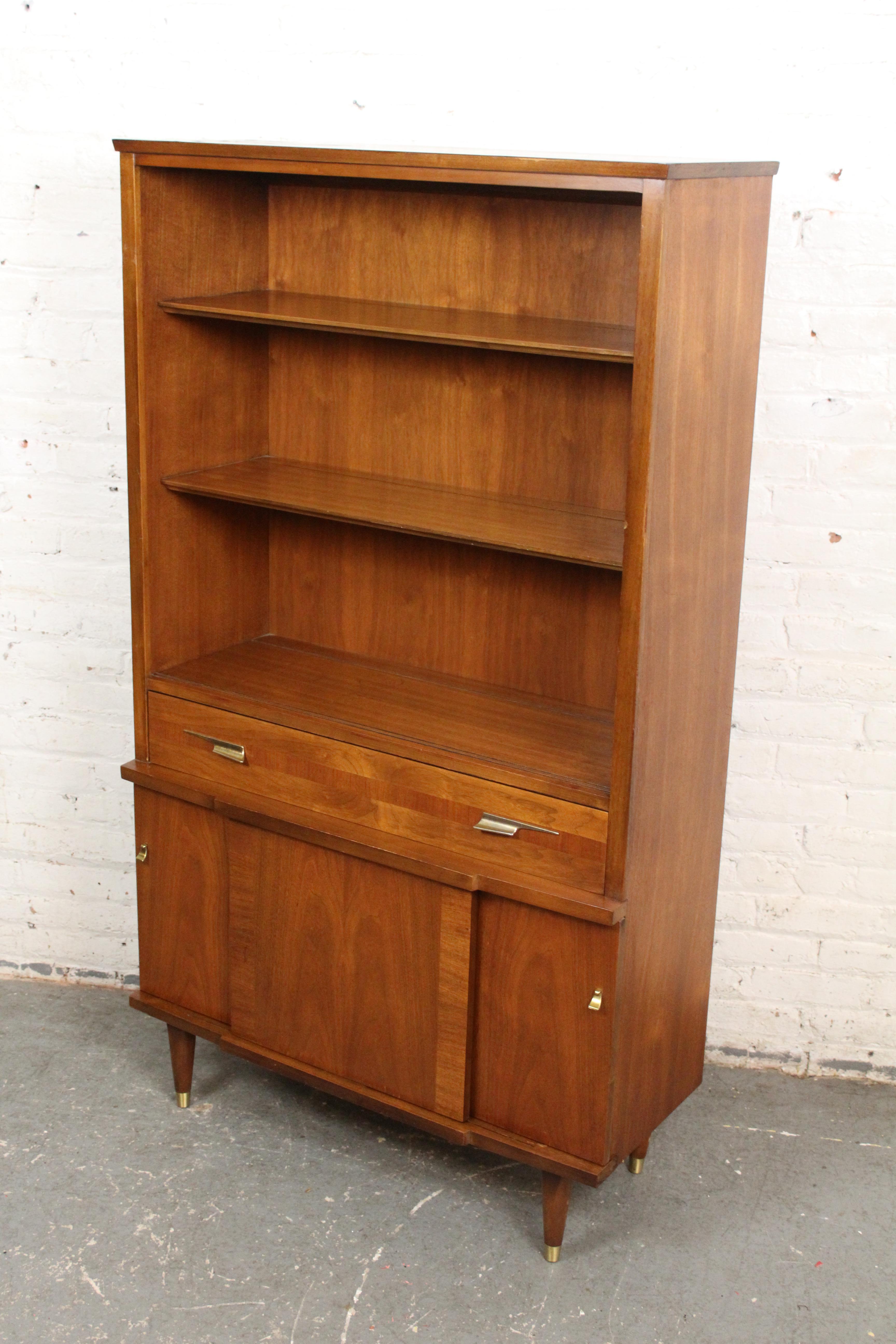 Mid-Century Vintage Bücherregal aus amerikanischem Nussbaum im Angebot 12