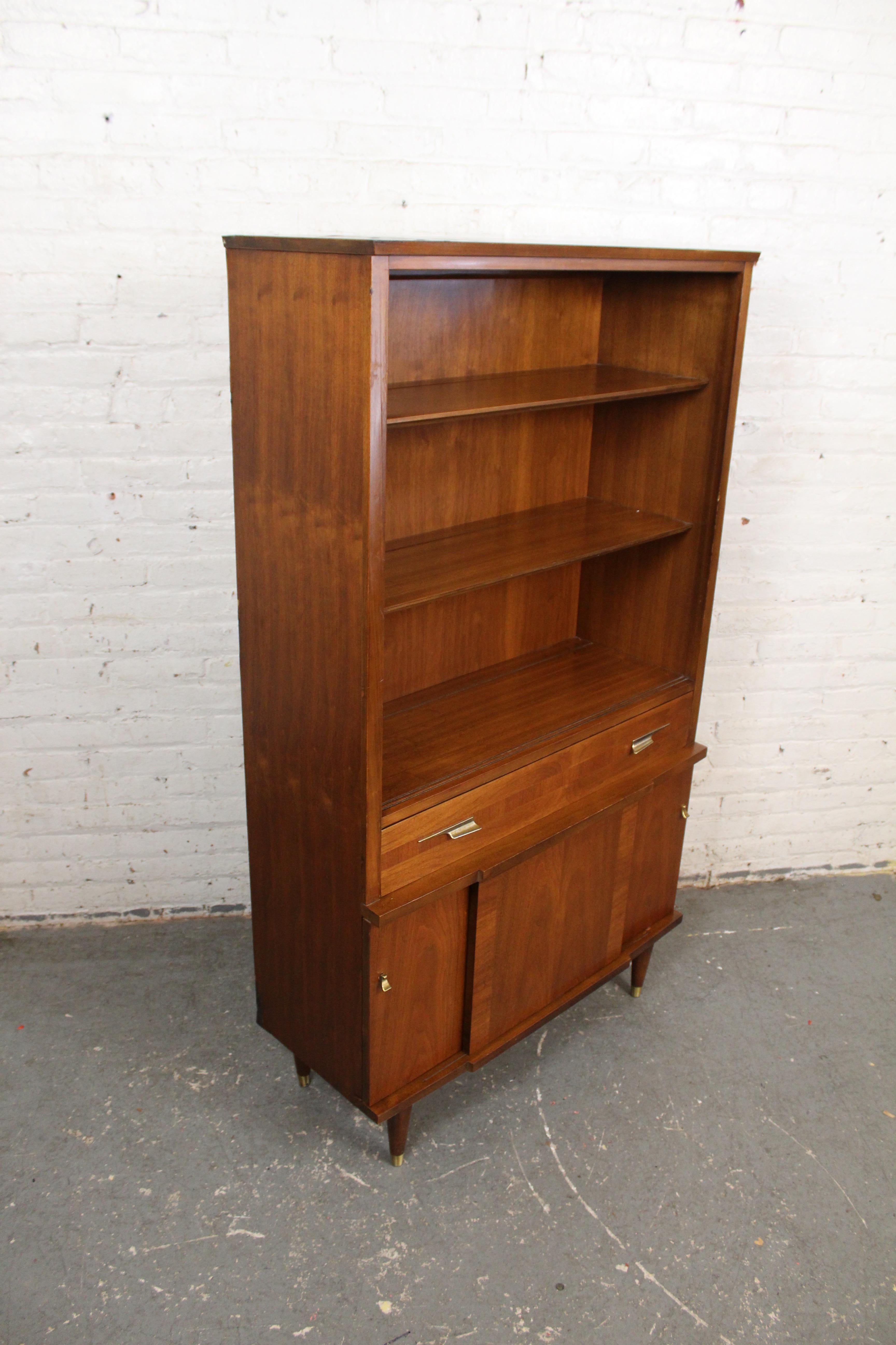 Mid-Century Vintage Bücherregal aus amerikanischem Nussbaum im Angebot 13