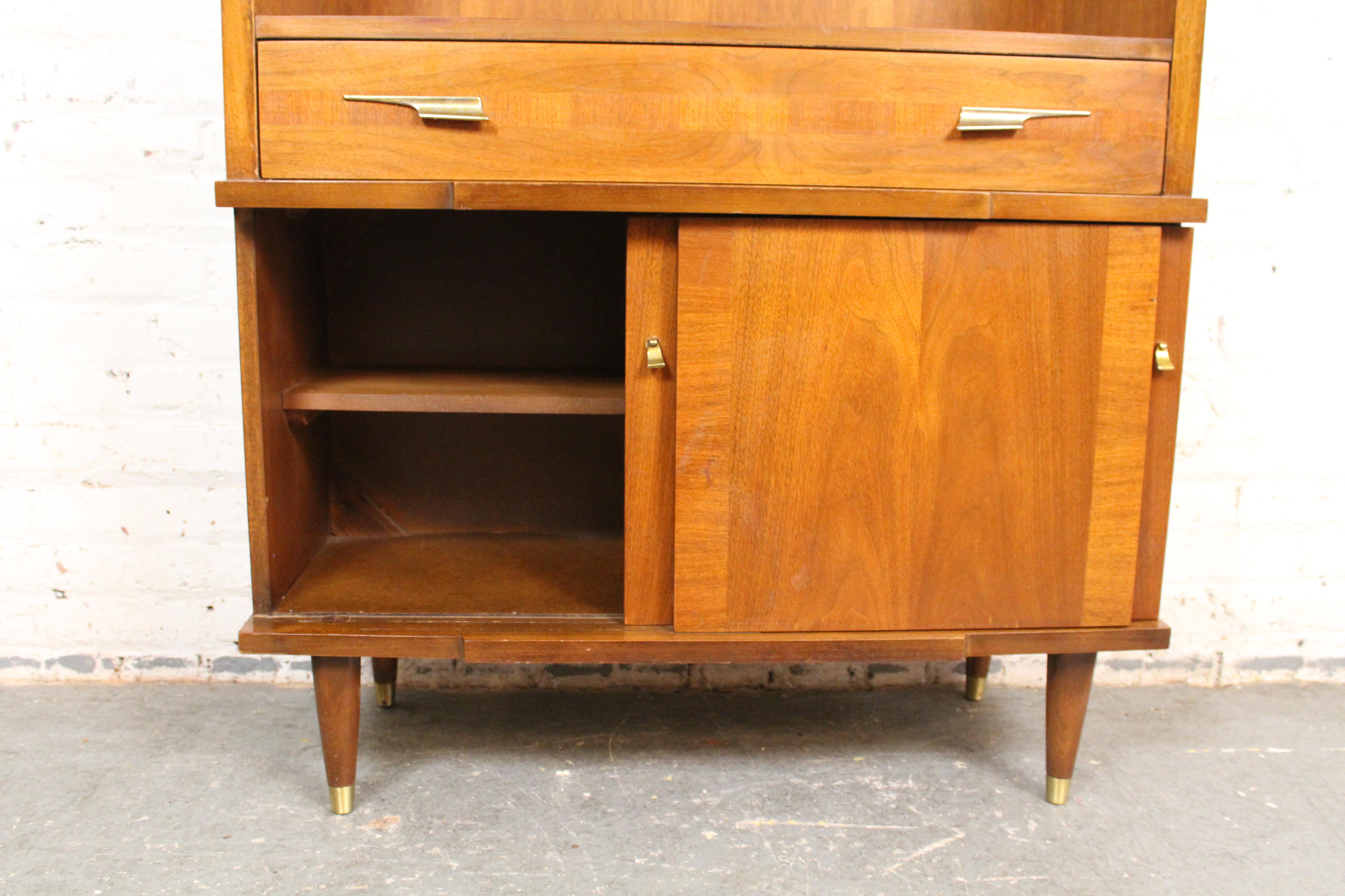 Mid-Century Vintage Bücherregal aus amerikanischem Nussbaum im Angebot 2