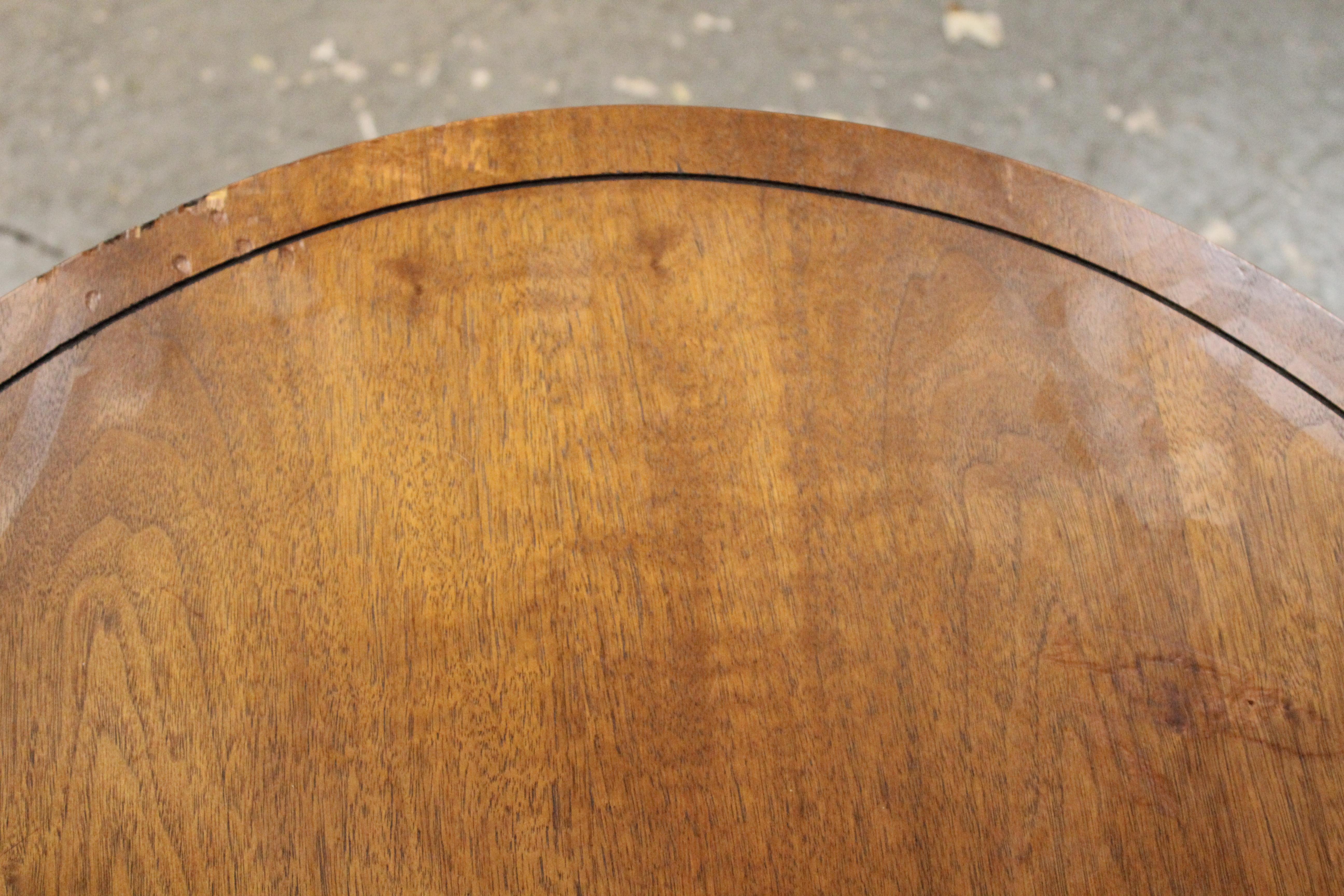 Mid-Century Vintage Amerikanischer Nussbaum Trommeltisch im Angebot 4