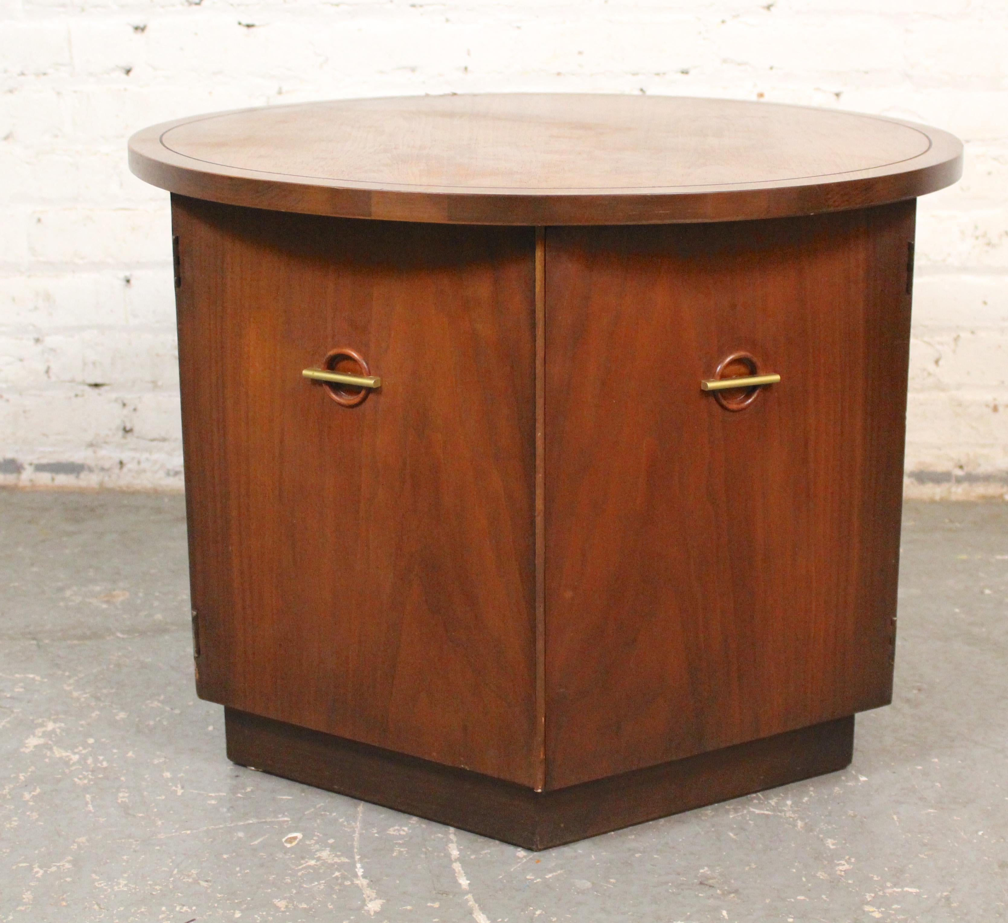 Mid-Century Vintage Amerikanischer Nussbaum Trommeltisch (Moderne der Mitte des Jahrhunderts) im Angebot