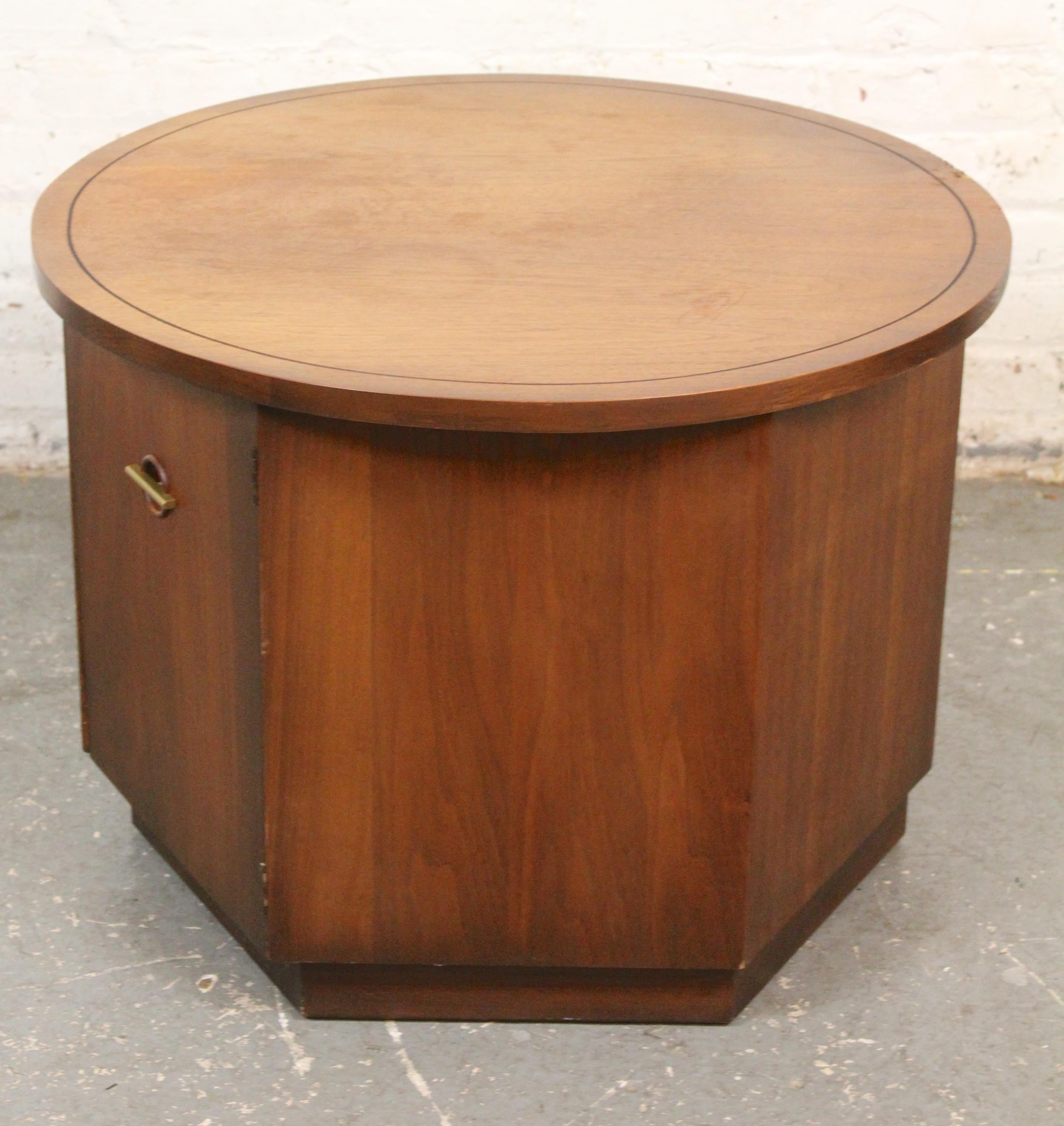 Mid-Century Vintage Amerikanischer Nussbaum Trommeltisch (amerikanisch) im Angebot