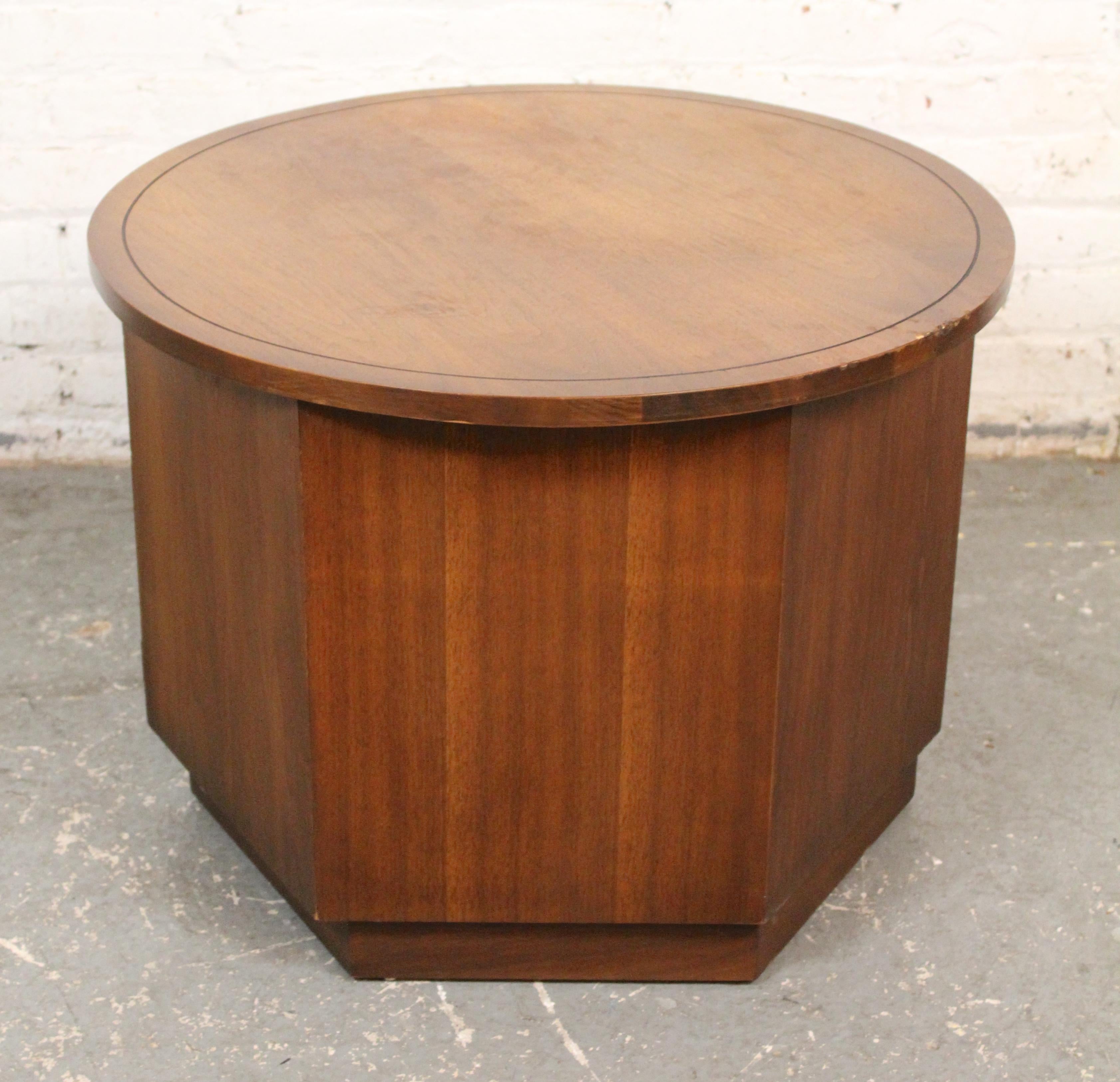 Mid-Century Vintage Amerikanischer Nussbaum Trommeltisch (Furnier) im Angebot